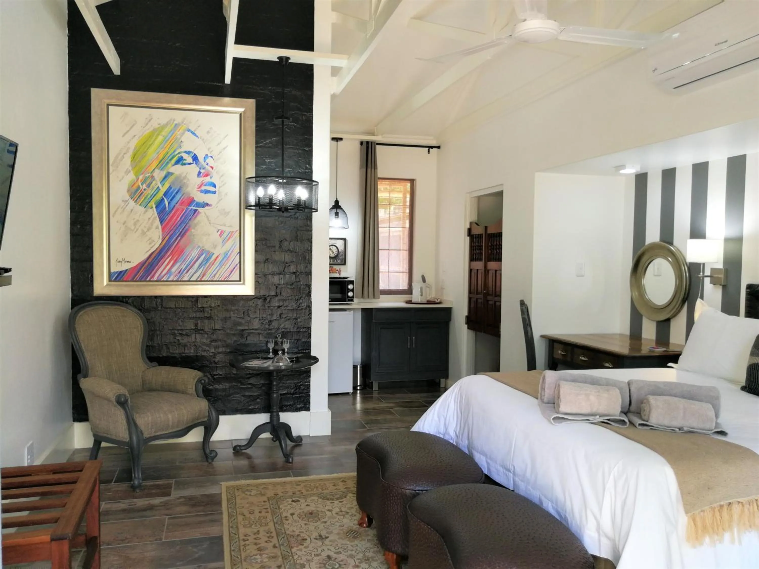 Queen Suite in At 98 on Lynburn Guest House