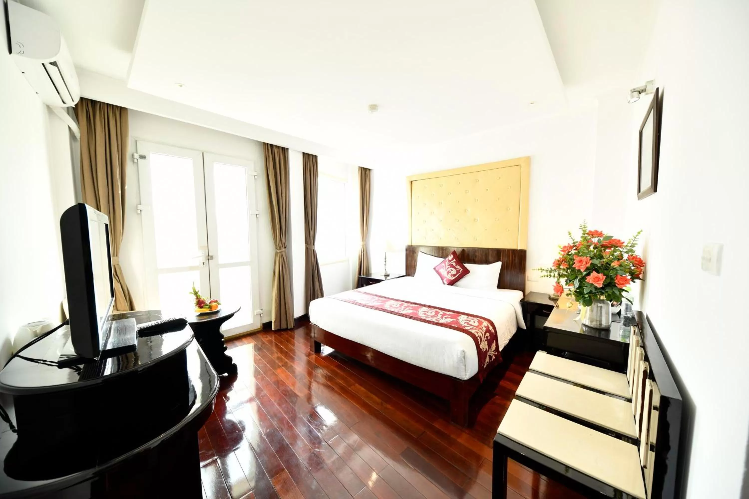 Deluxe Double Room with Balcony in Hanoi Traveller House