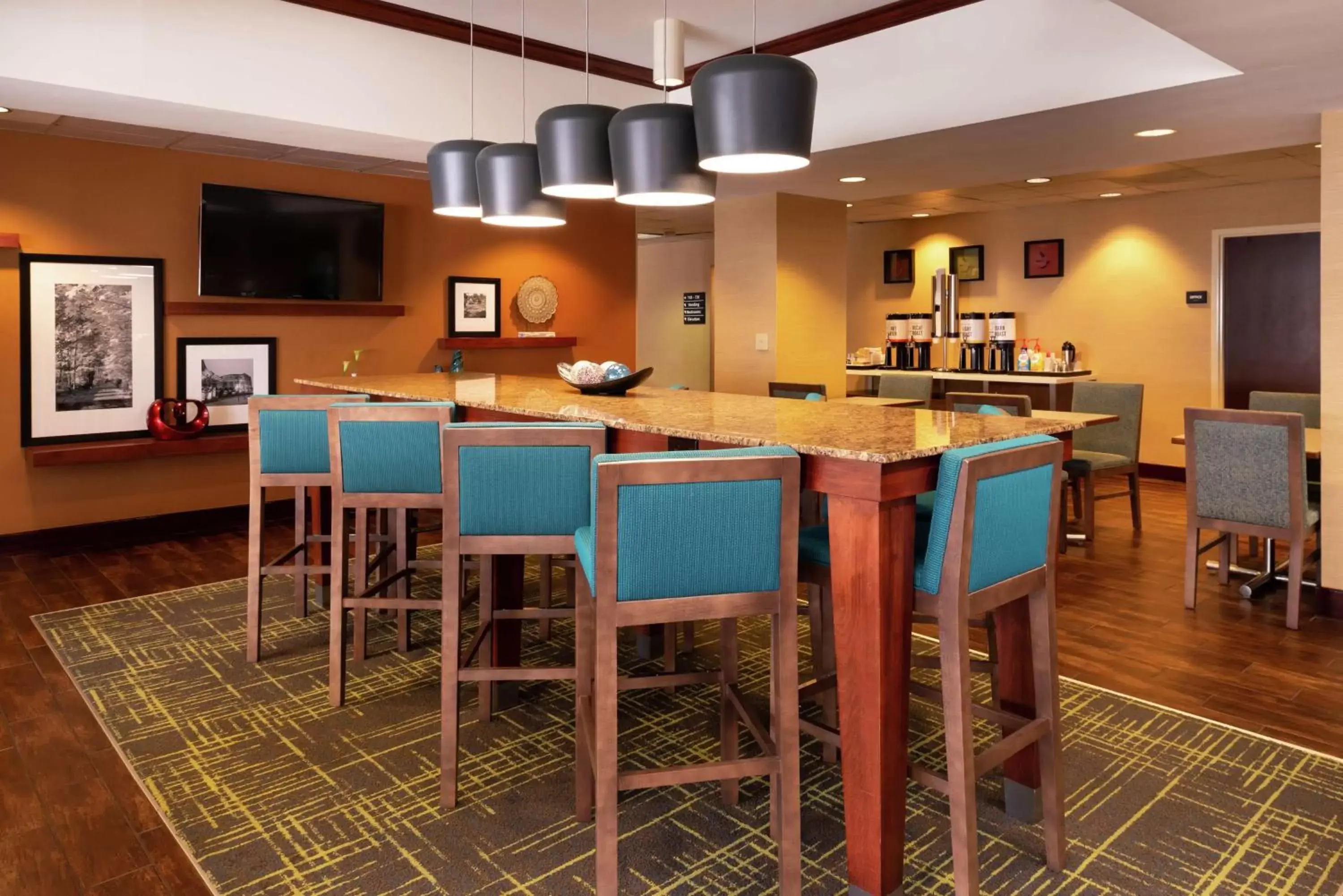 Lobby or reception, Restaurant/Places to Eat in Hampton Inn Greensboro Airport