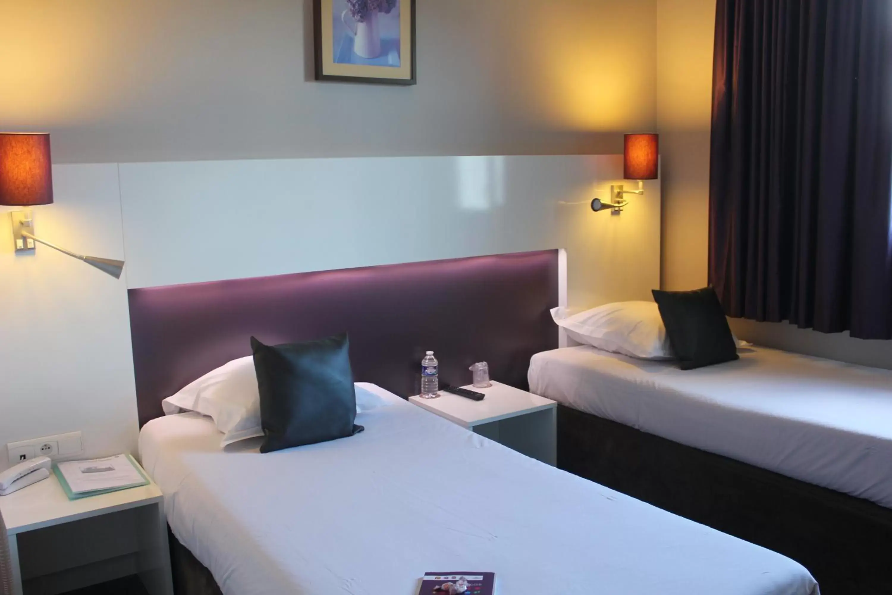 Photo of the whole room, Bed in The Originals City, Hotel Novella Premium, Nantes Est