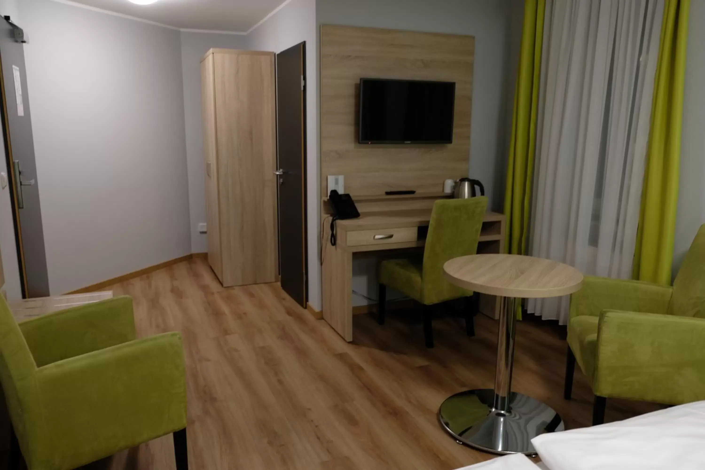 Photo of the whole room, TV/Entertainment Center in Minx – CityHotels