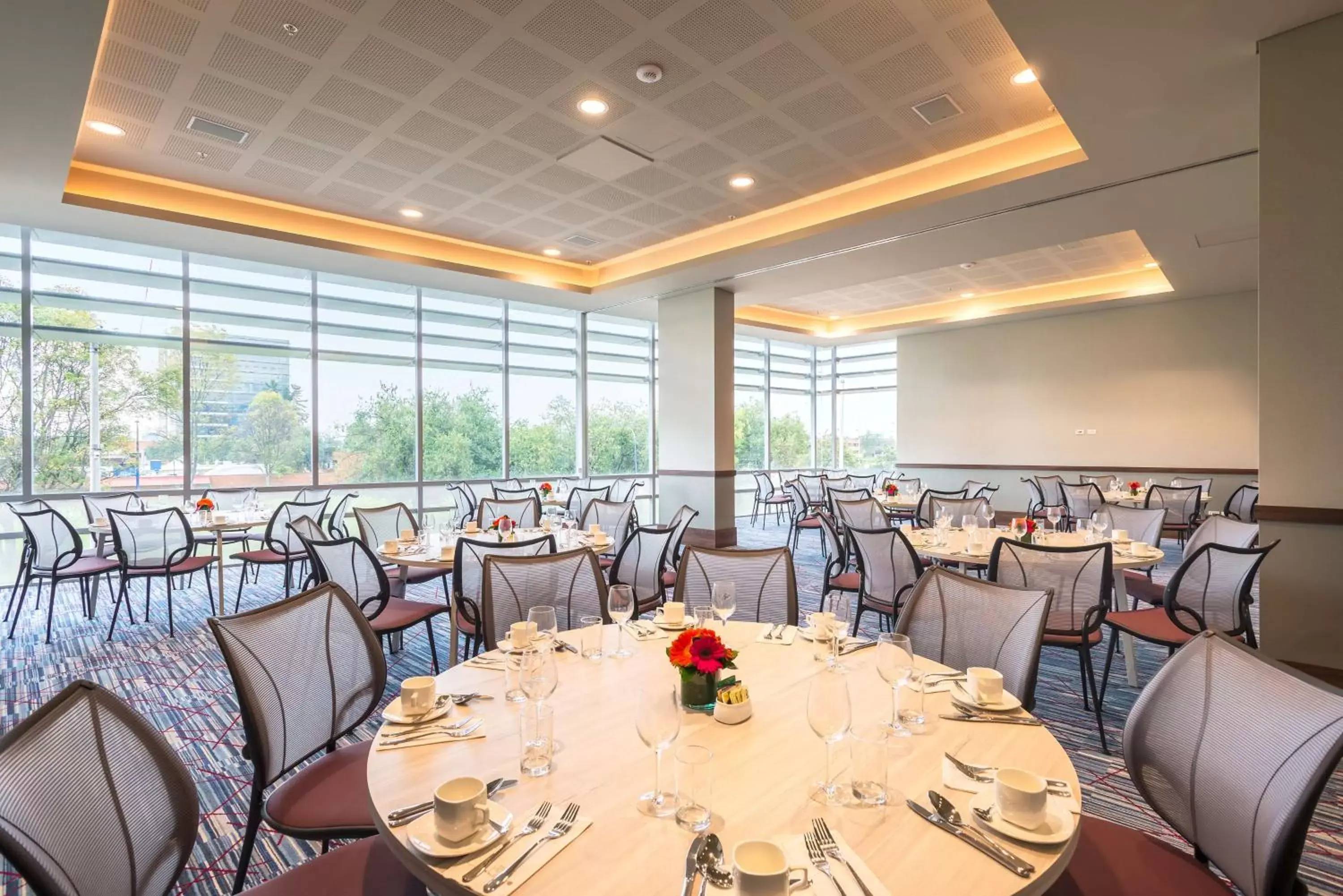 Meeting/conference room, Restaurant/Places to Eat in Hilton Garden Inn Bogota Airport