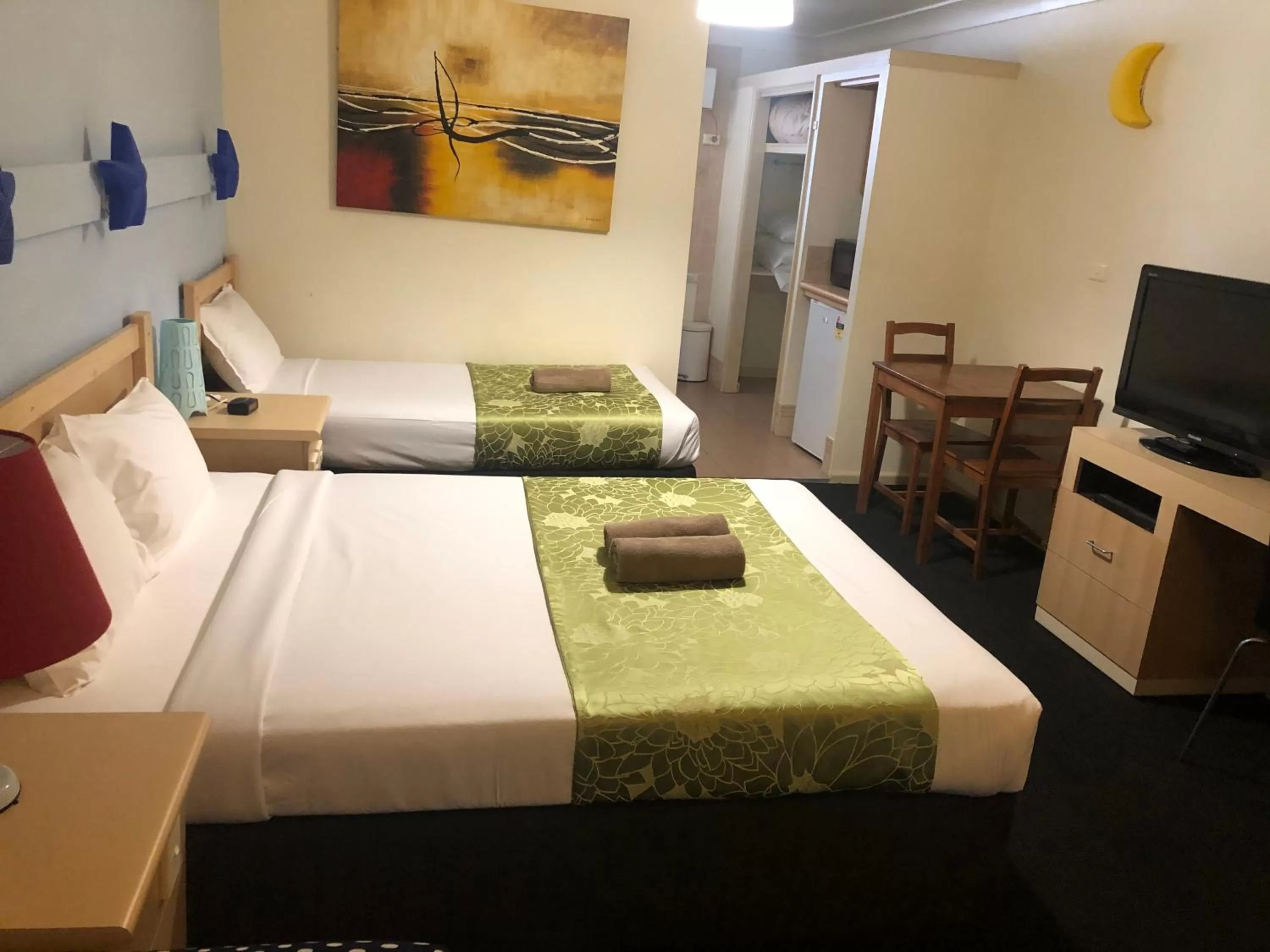 Bed in Countryman Motor Inn Cowra