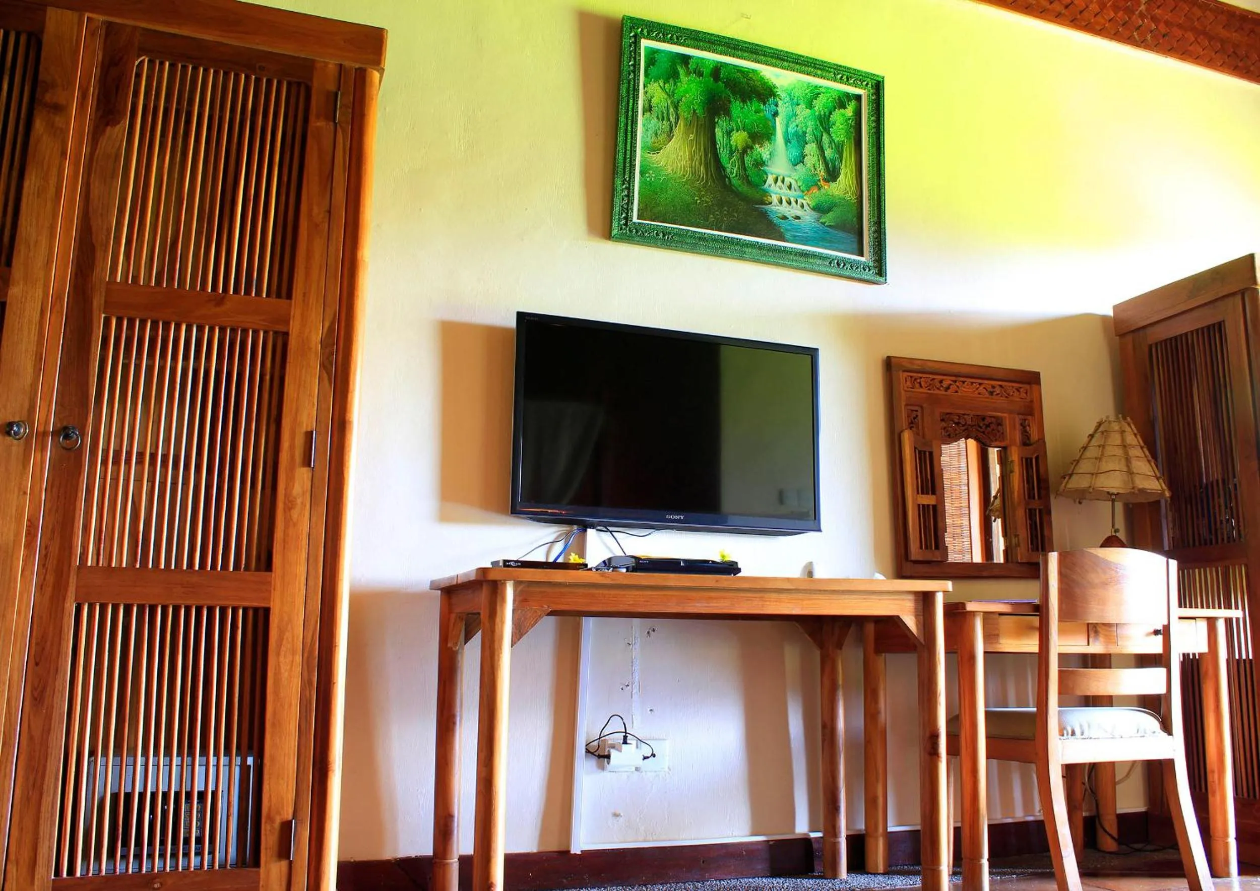 TV and multimedia in Junjungan Ubud Hotel and Spa