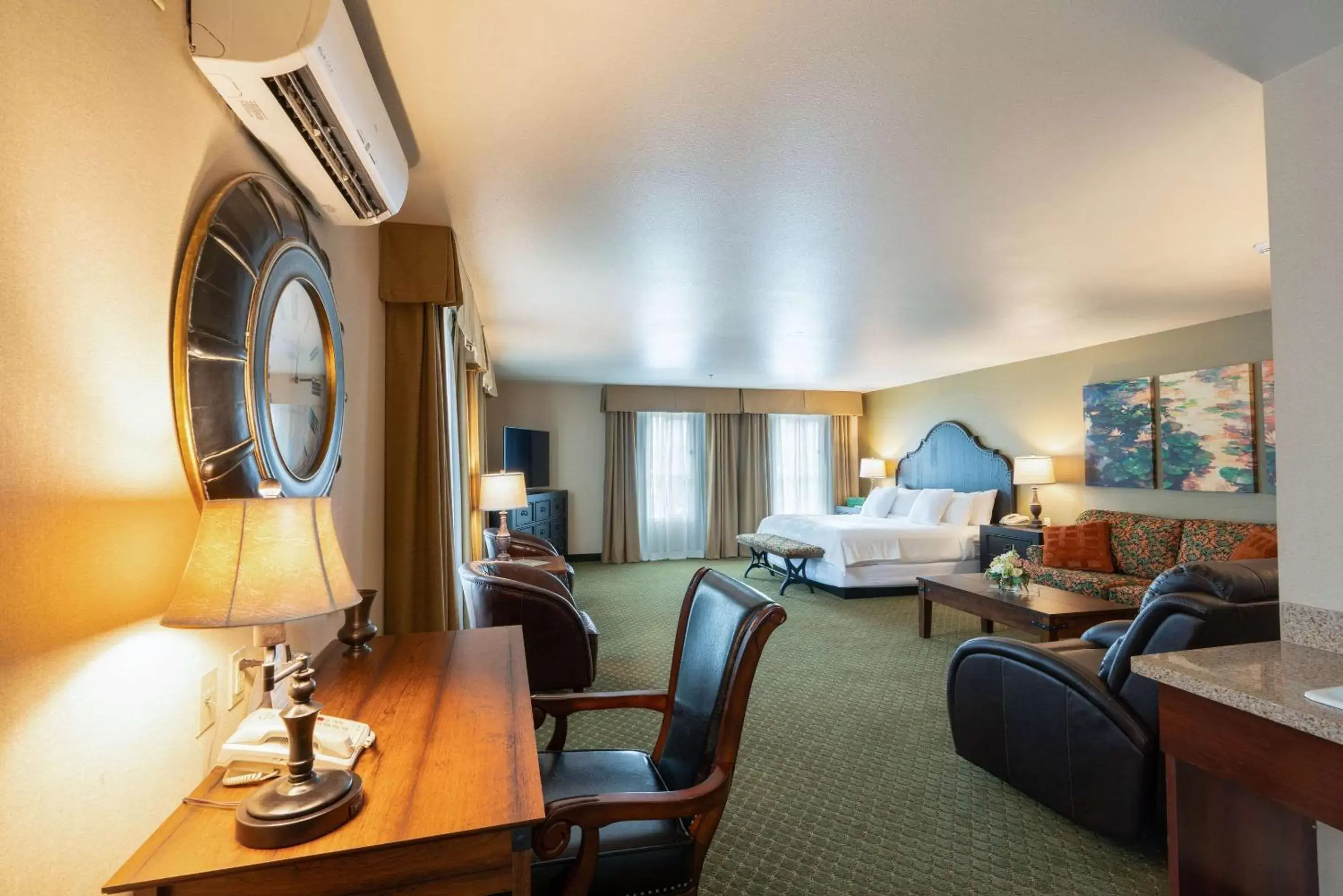 Photo of the whole room, Seating Area in Gold Miners Inn, Ascend Hotel Collection