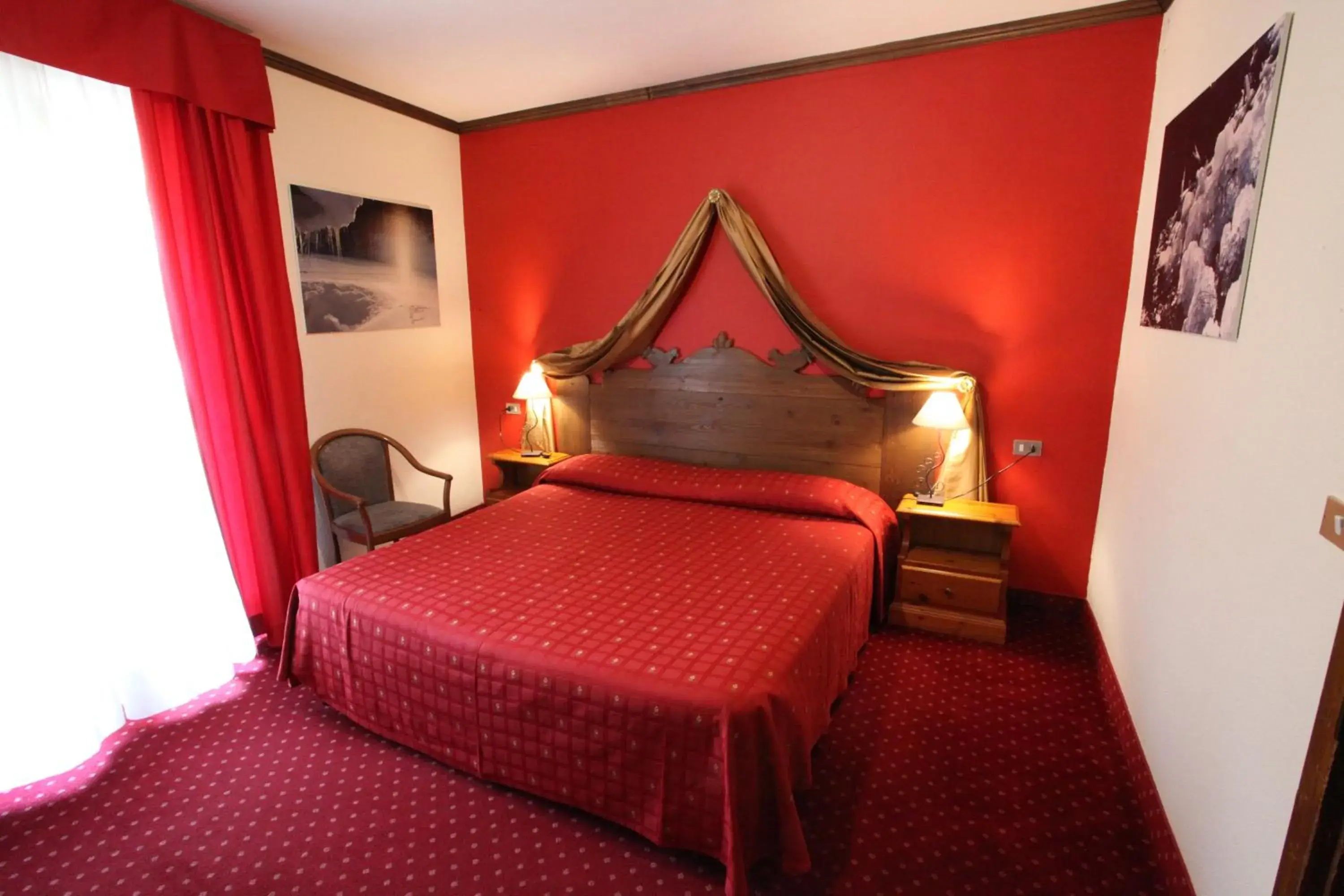 Photo of the whole room, Bed in Hotel Courmayeur