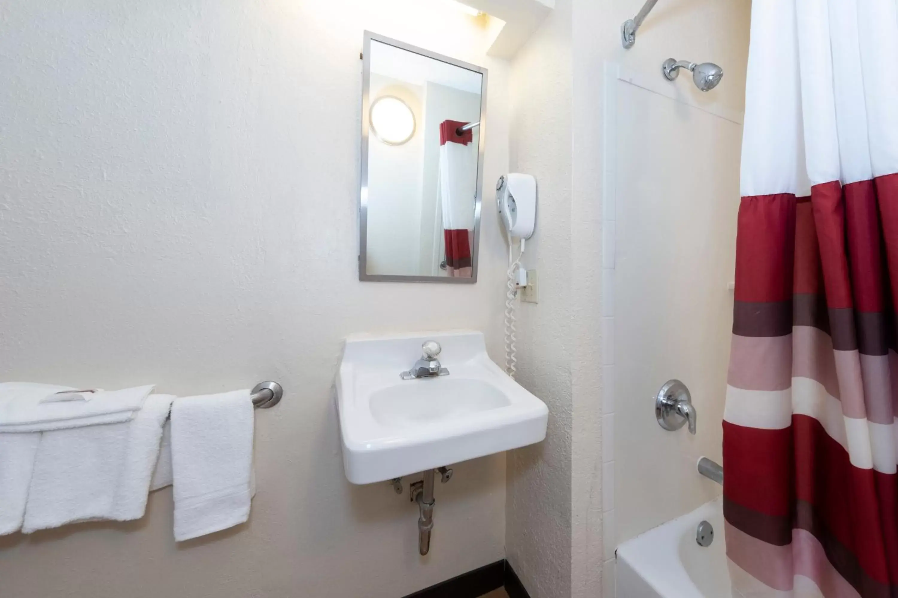 Bathroom in Red Roof Inn Tinton Falls-Jersey Shore