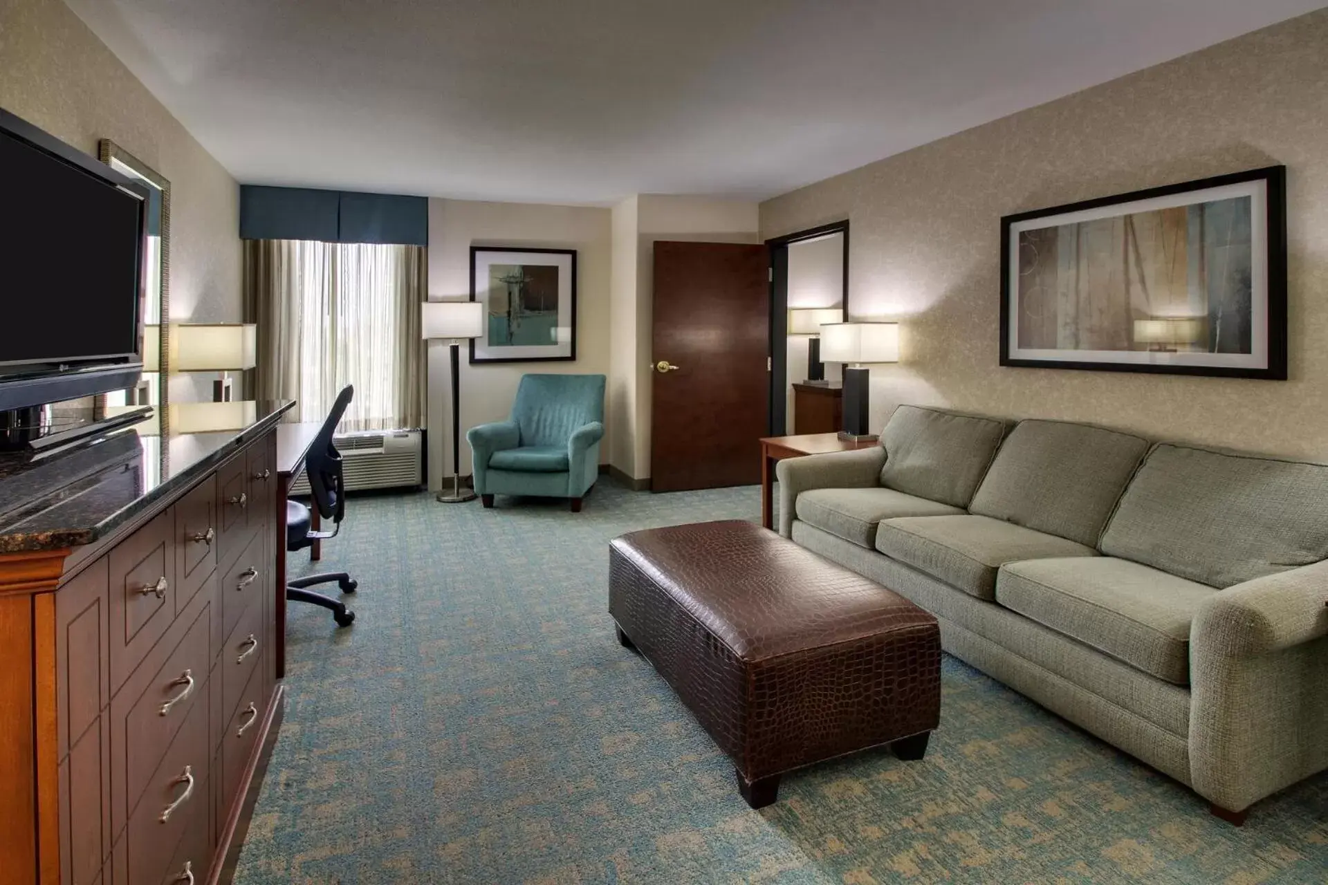 Living room, Seating Area in GreenTree Hotel - Houston Hobby Airport