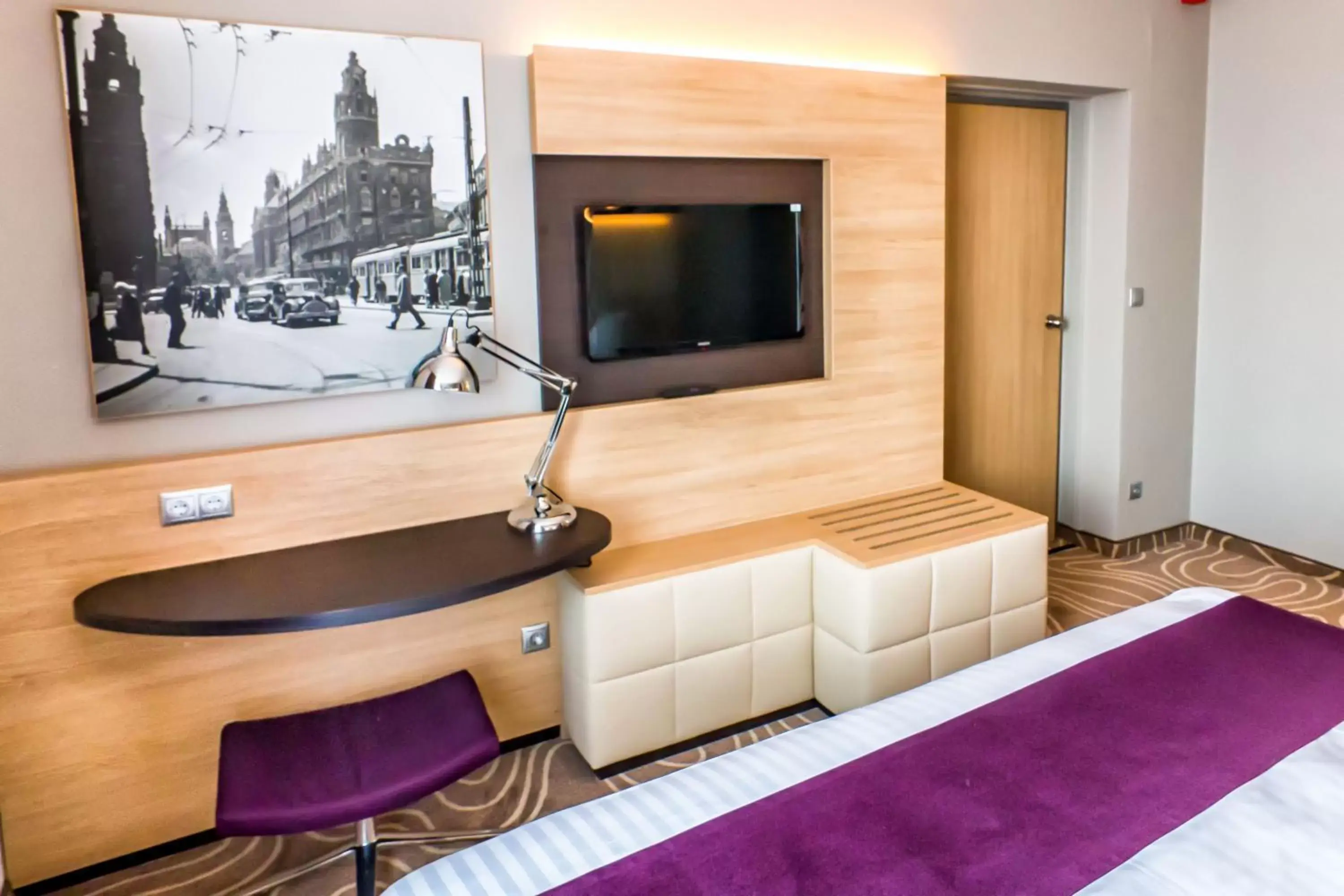 Bedroom, TV/Entertainment Center in Holiday Inn Budapest-Budaörs, an IHG Hotel