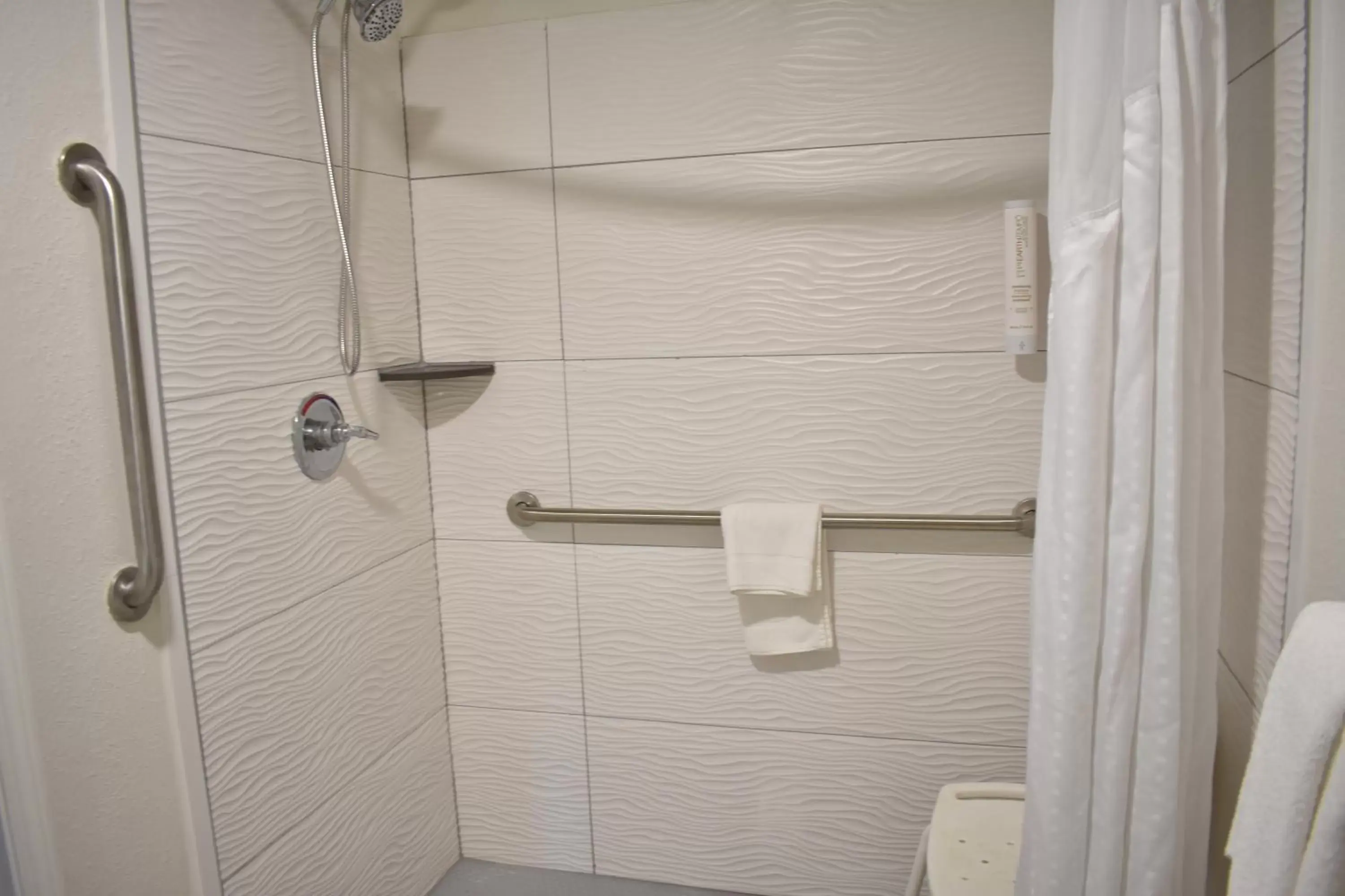 Shower, Bathroom in Clarion Pointe Vidalia - Lyons West