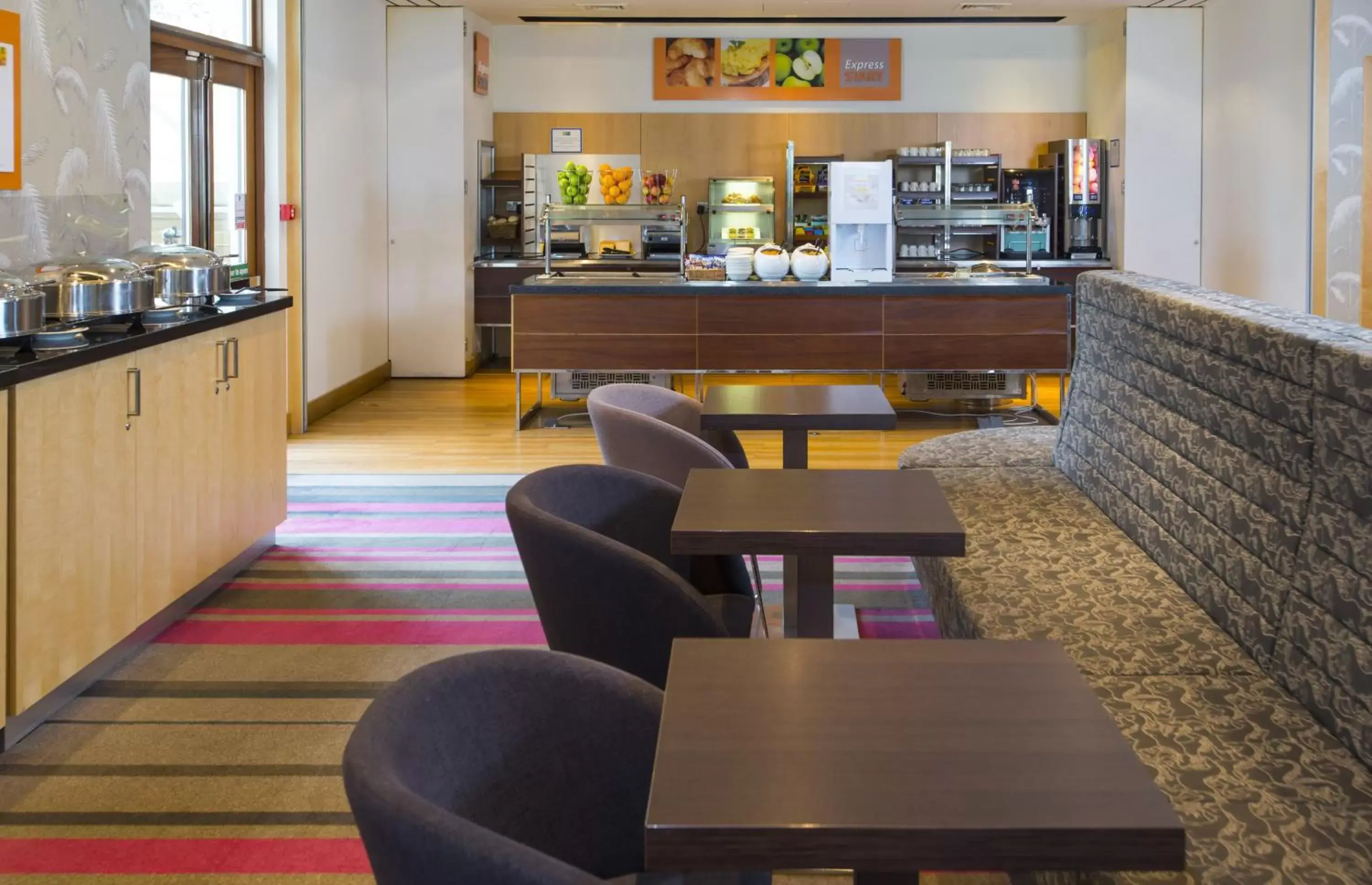 Breakfast, Restaurant/Places to Eat in Holiday Inn Express London - Epsom Downs, an IHG Hotel