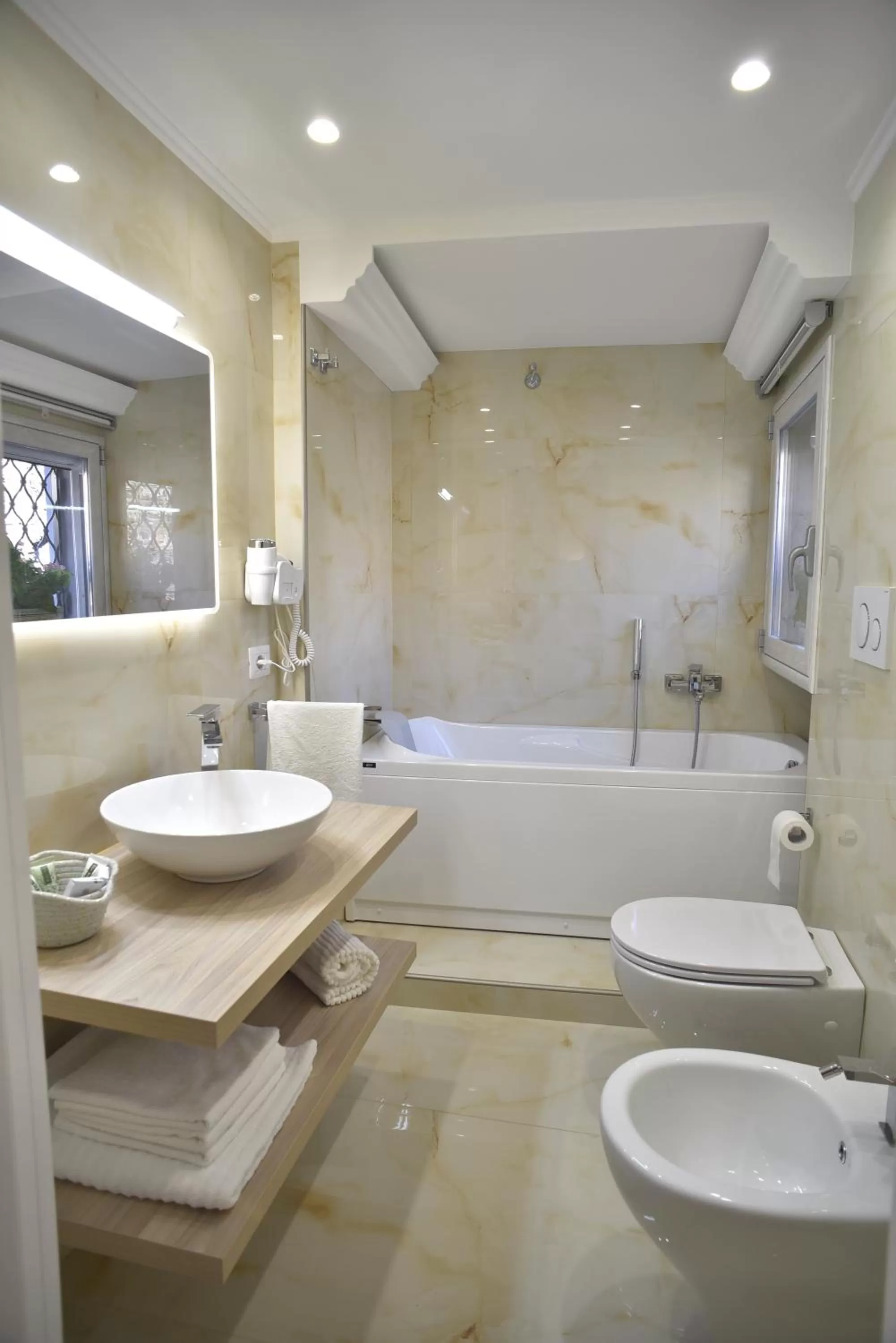 Bathroom in Home dentro il teatro