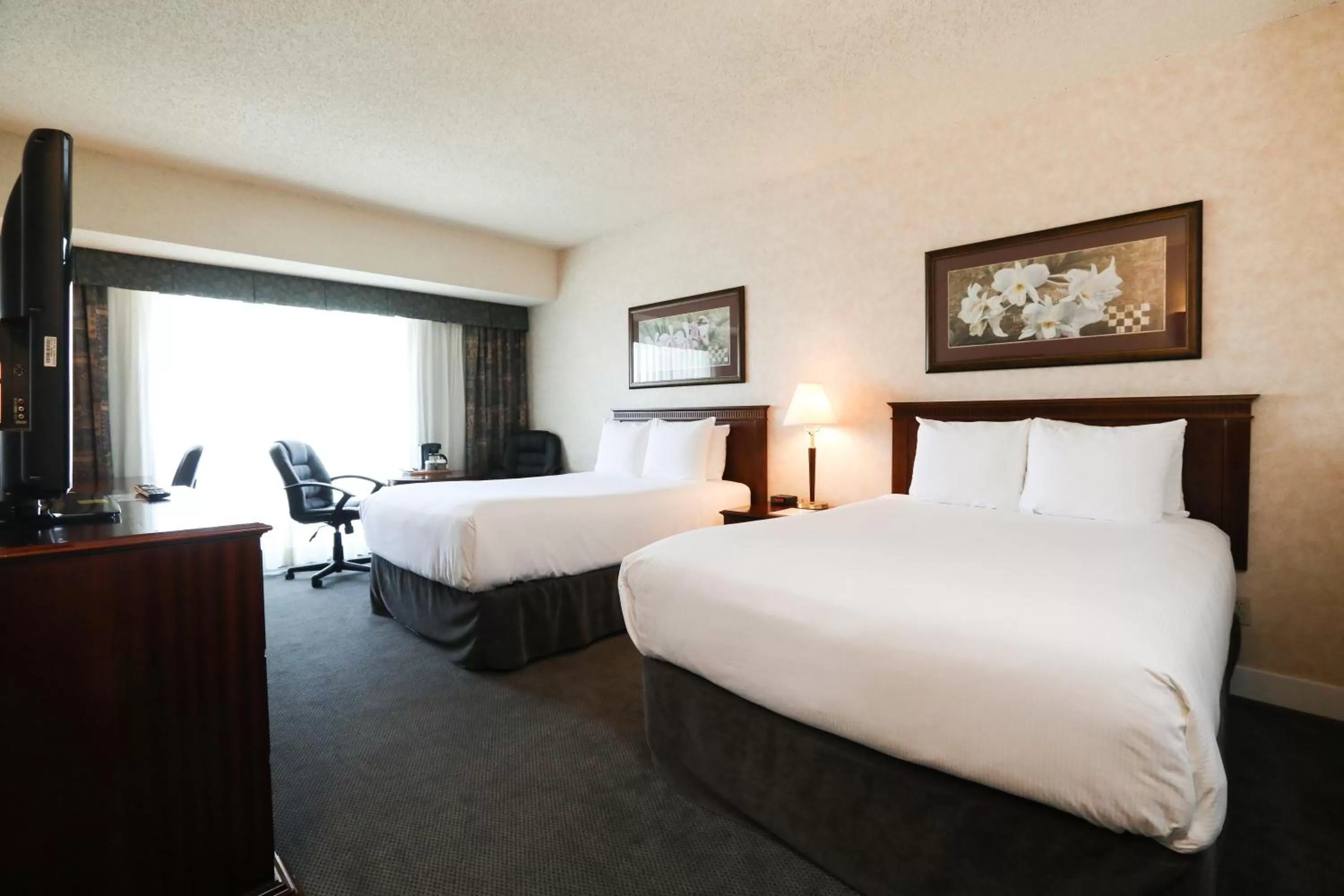 Standard Double Room with Two Double Beds in Atrium Hotel Vancouver
