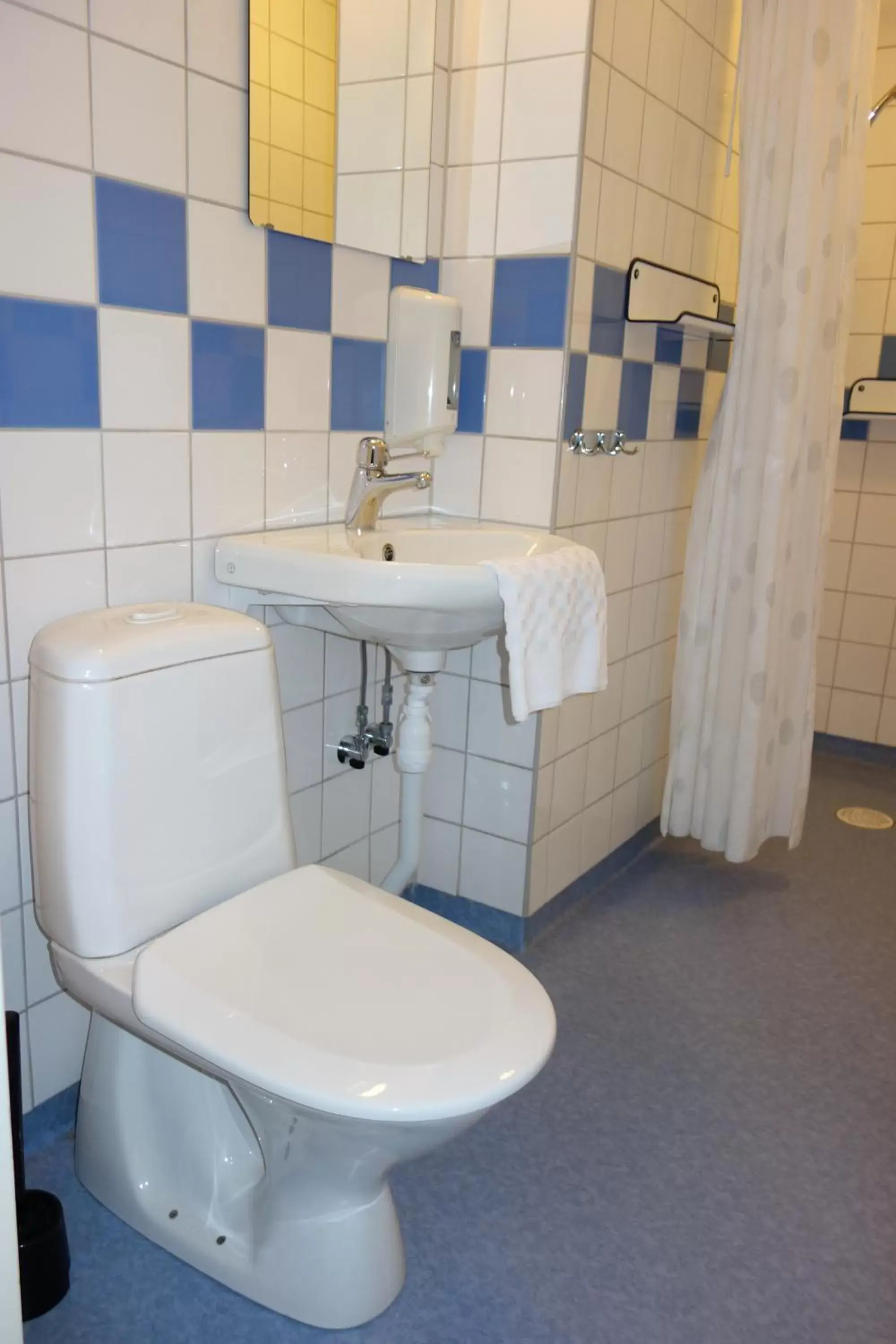 Toilet, Bathroom in Hotell Svanen