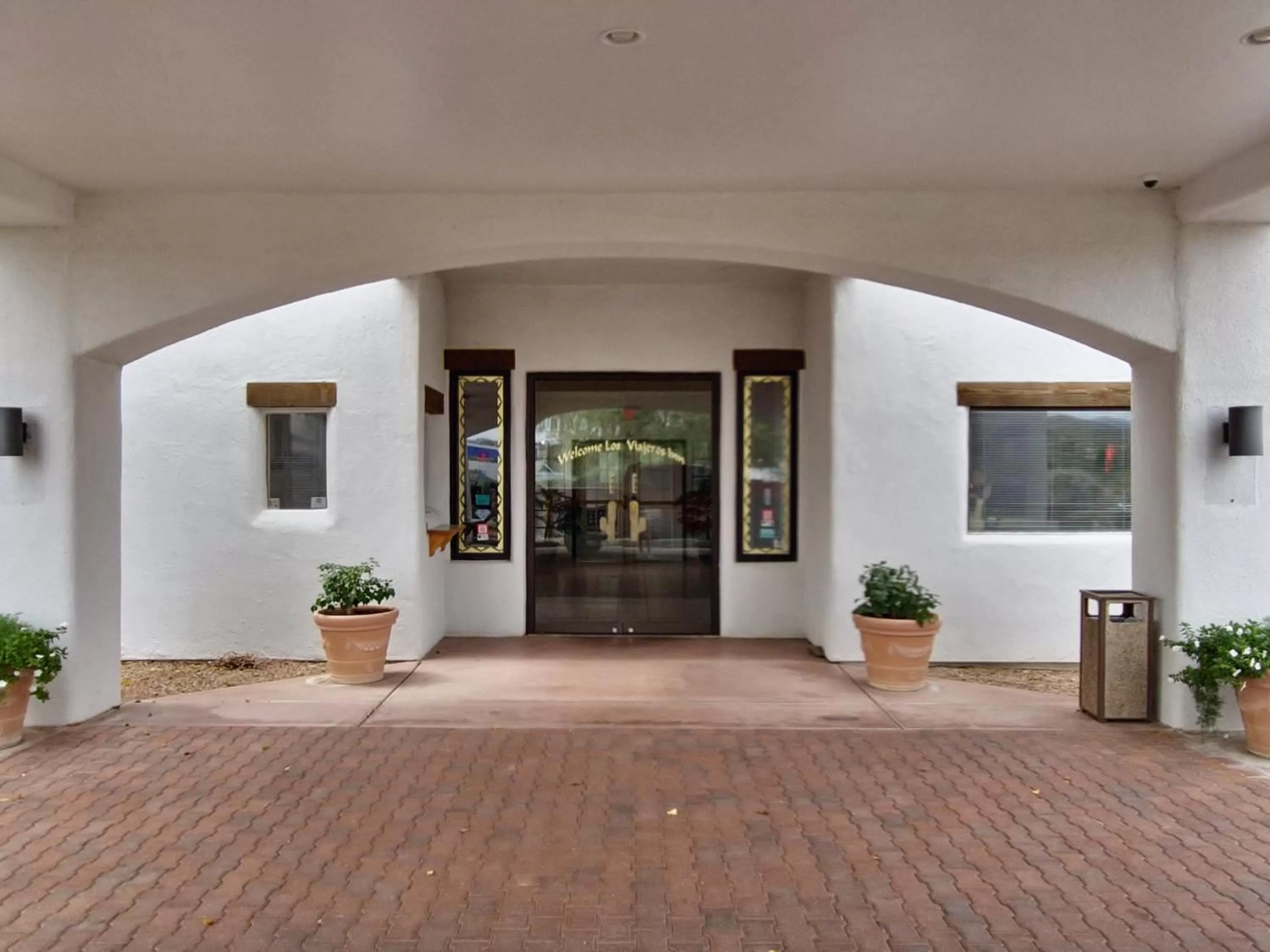 Property building in Los Viajeros Inn