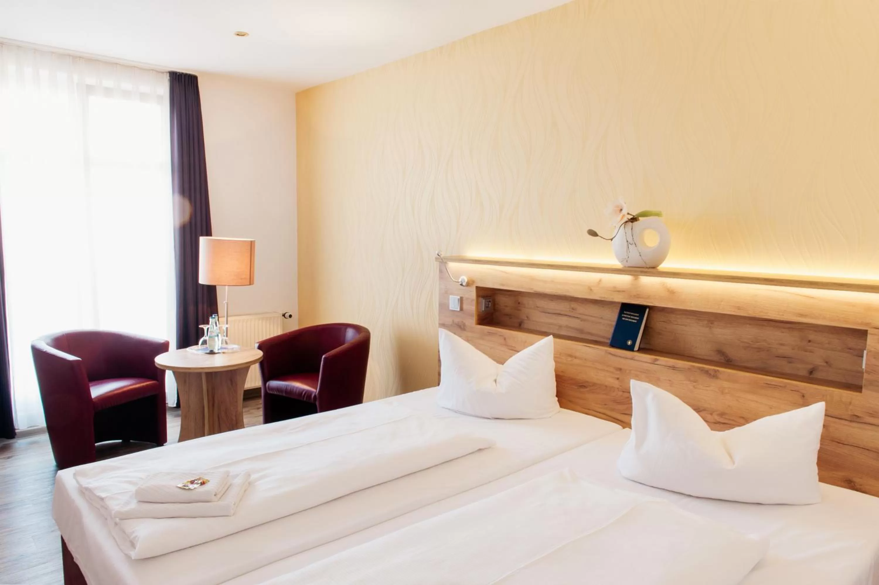 Photo of the whole room, Bed in Hotel & Restaurant "Deutscher Kaiser"