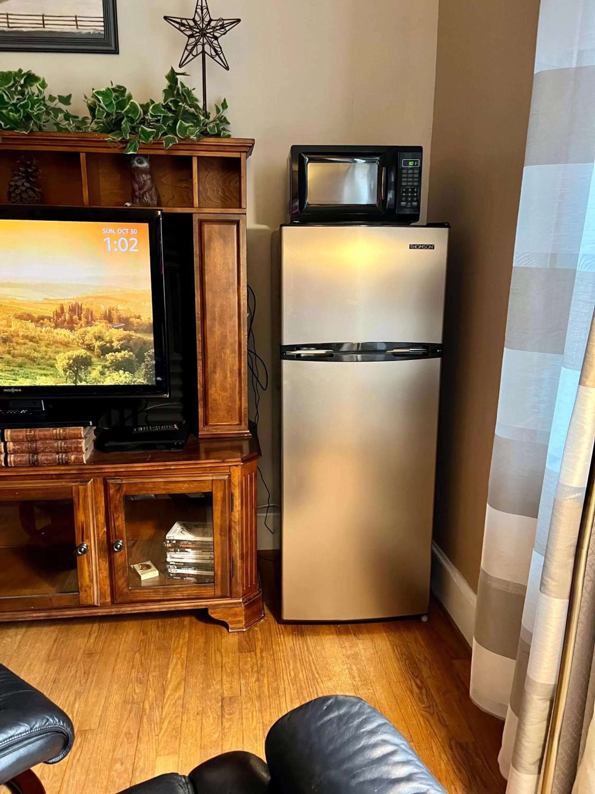 minibar, TV/Entertainment Center in Grafton Lodge