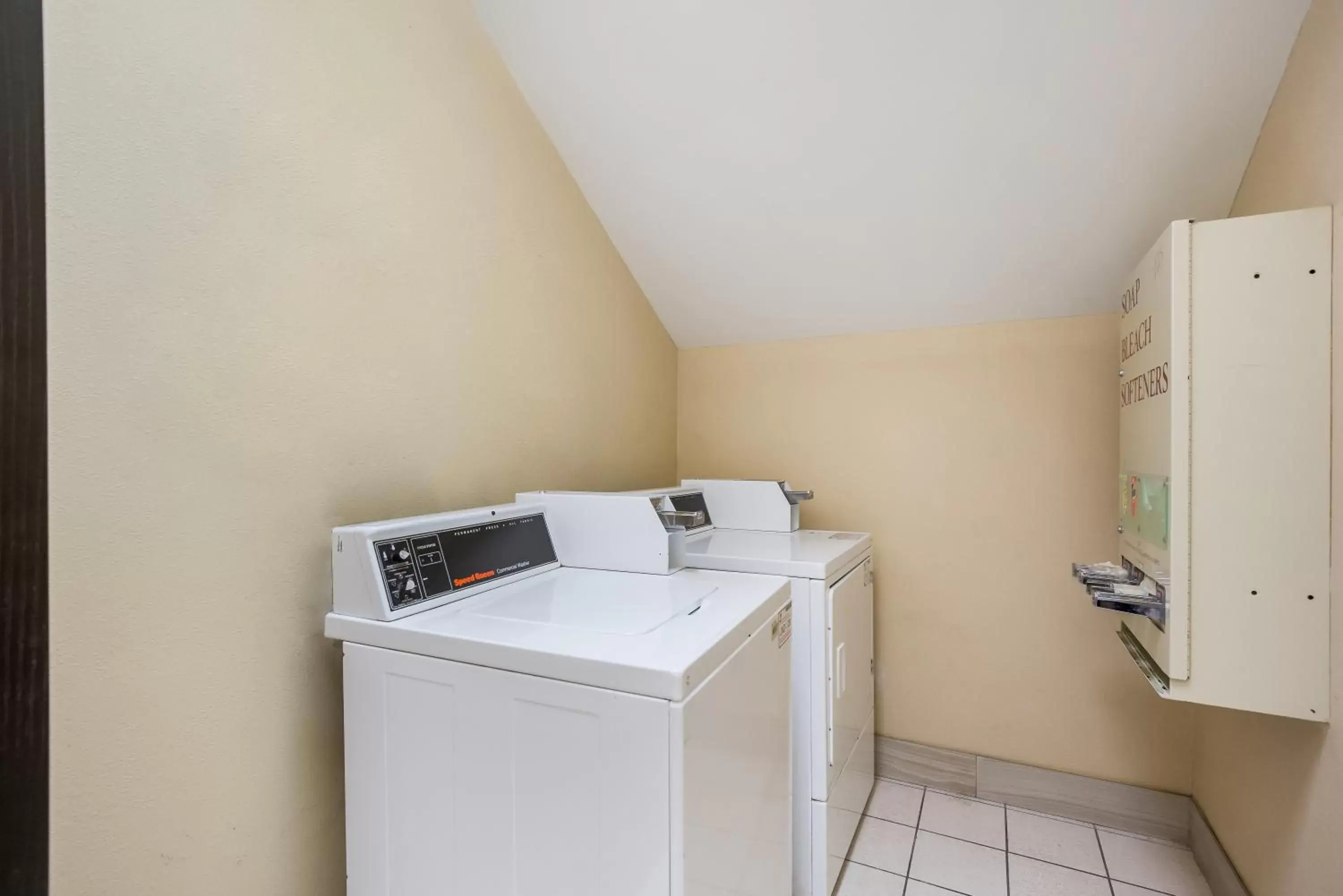 Kitchen/Kitchenette in Quality Inn & Suites Caseyville - St. Louis