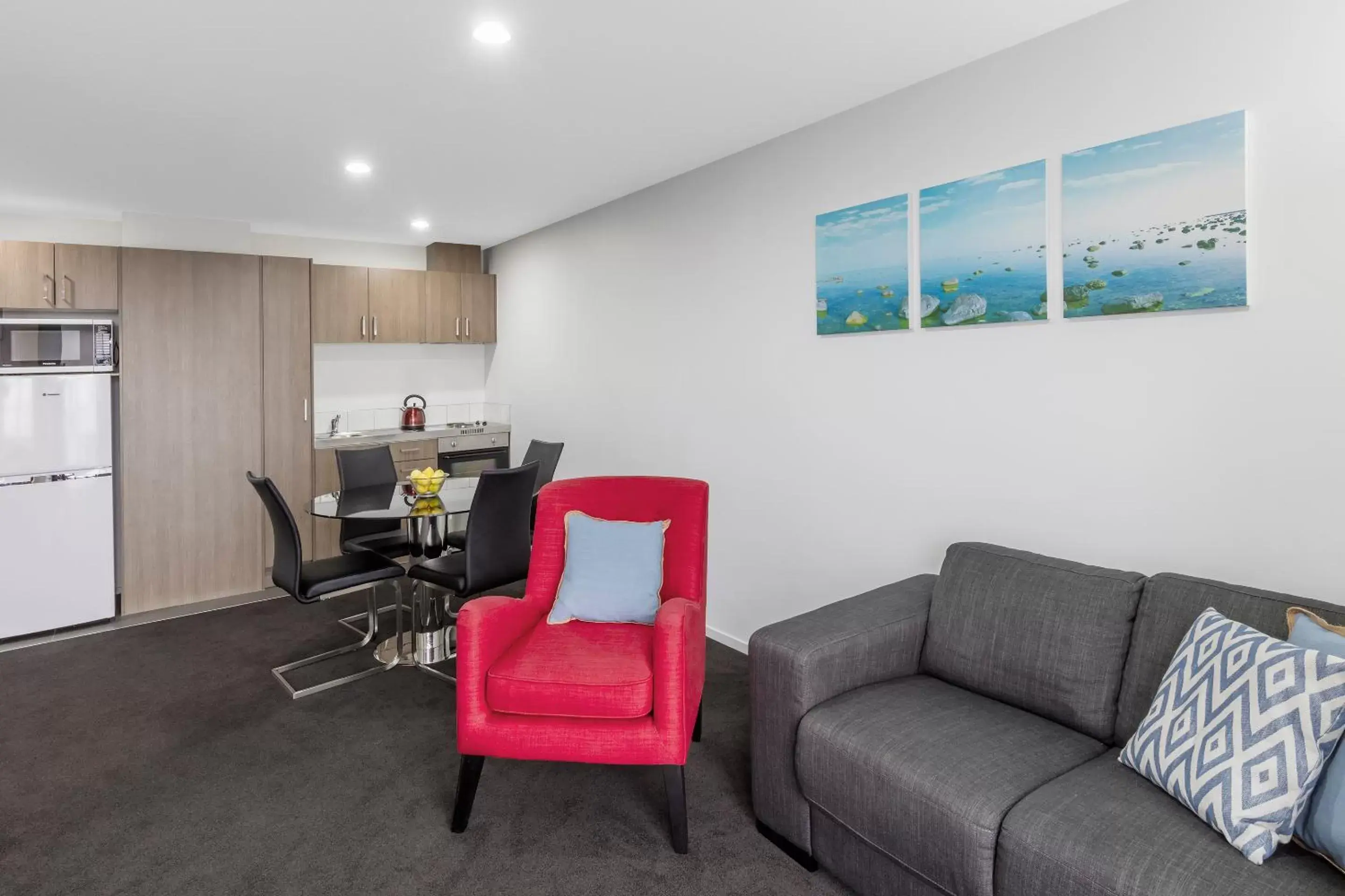 Kitchen or kitchenette, Seating Area in Nesuto St Martins Apartment Hotel