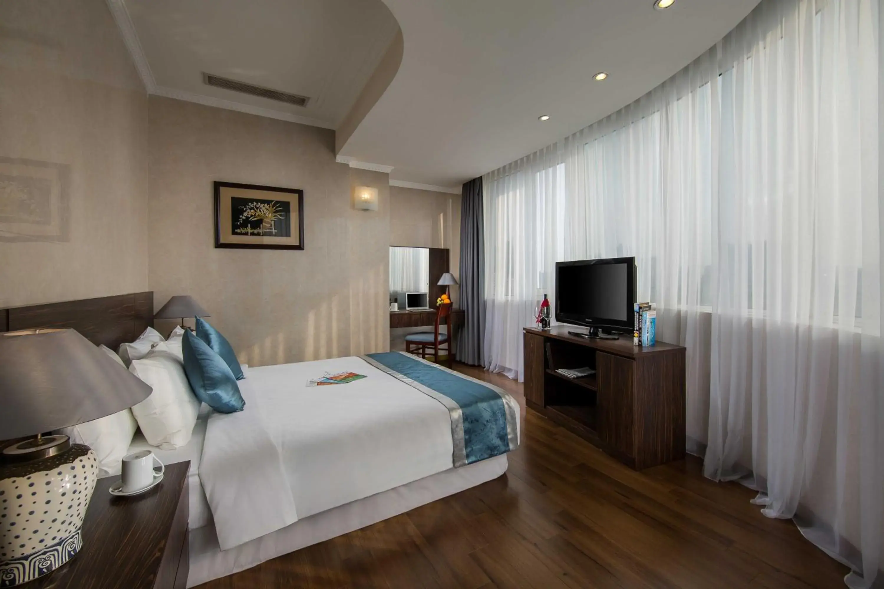 Bedroom, TV/Entertainment Center in Danly Hotel