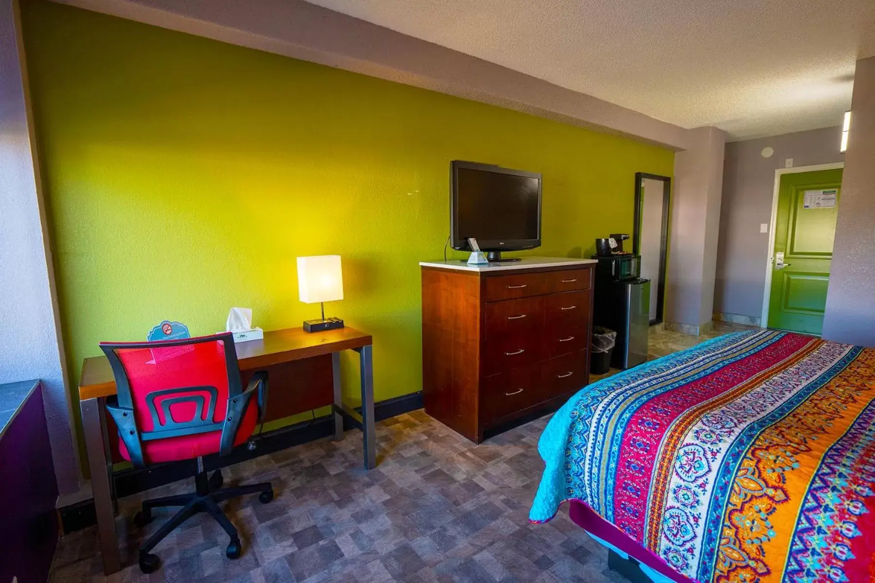 Bed, TV/Entertainment Center in Philly Inn & Suites