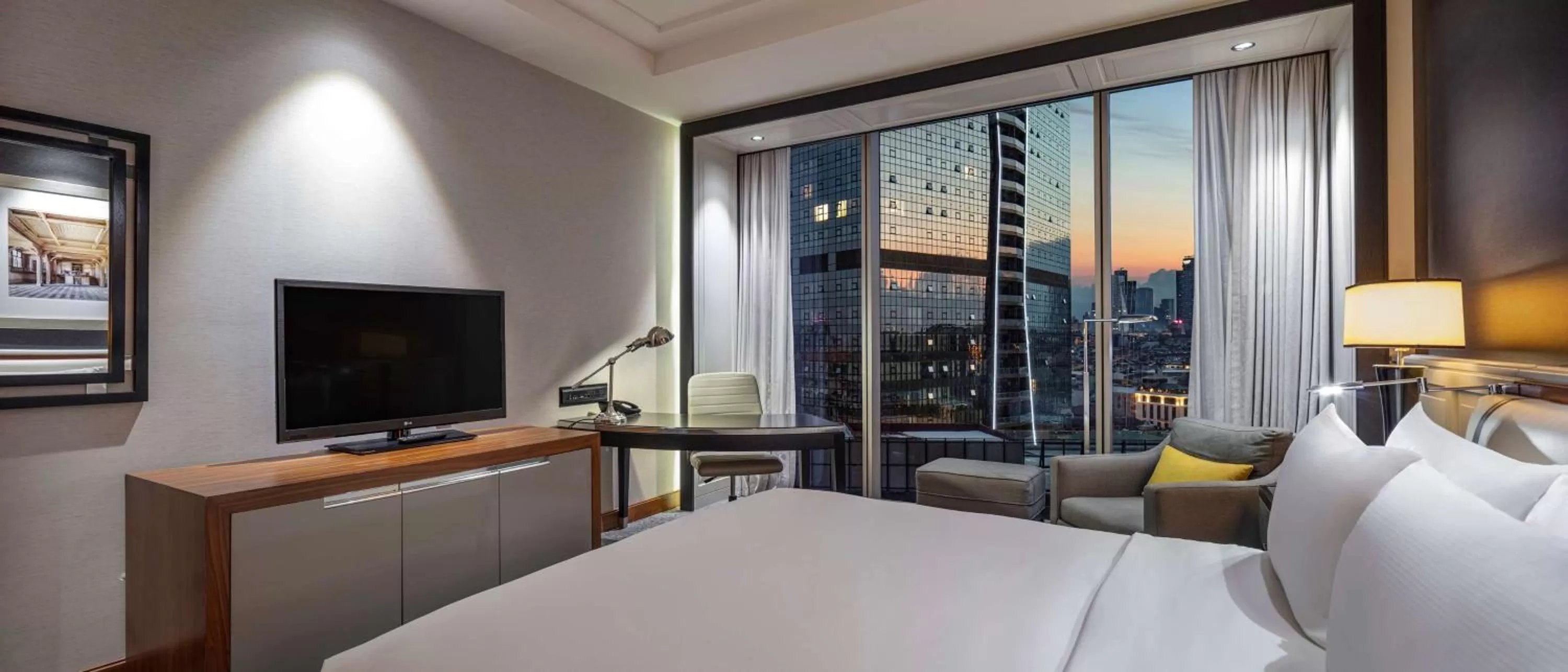 Bedroom, Bed in Hilton Istanbul Bomonti