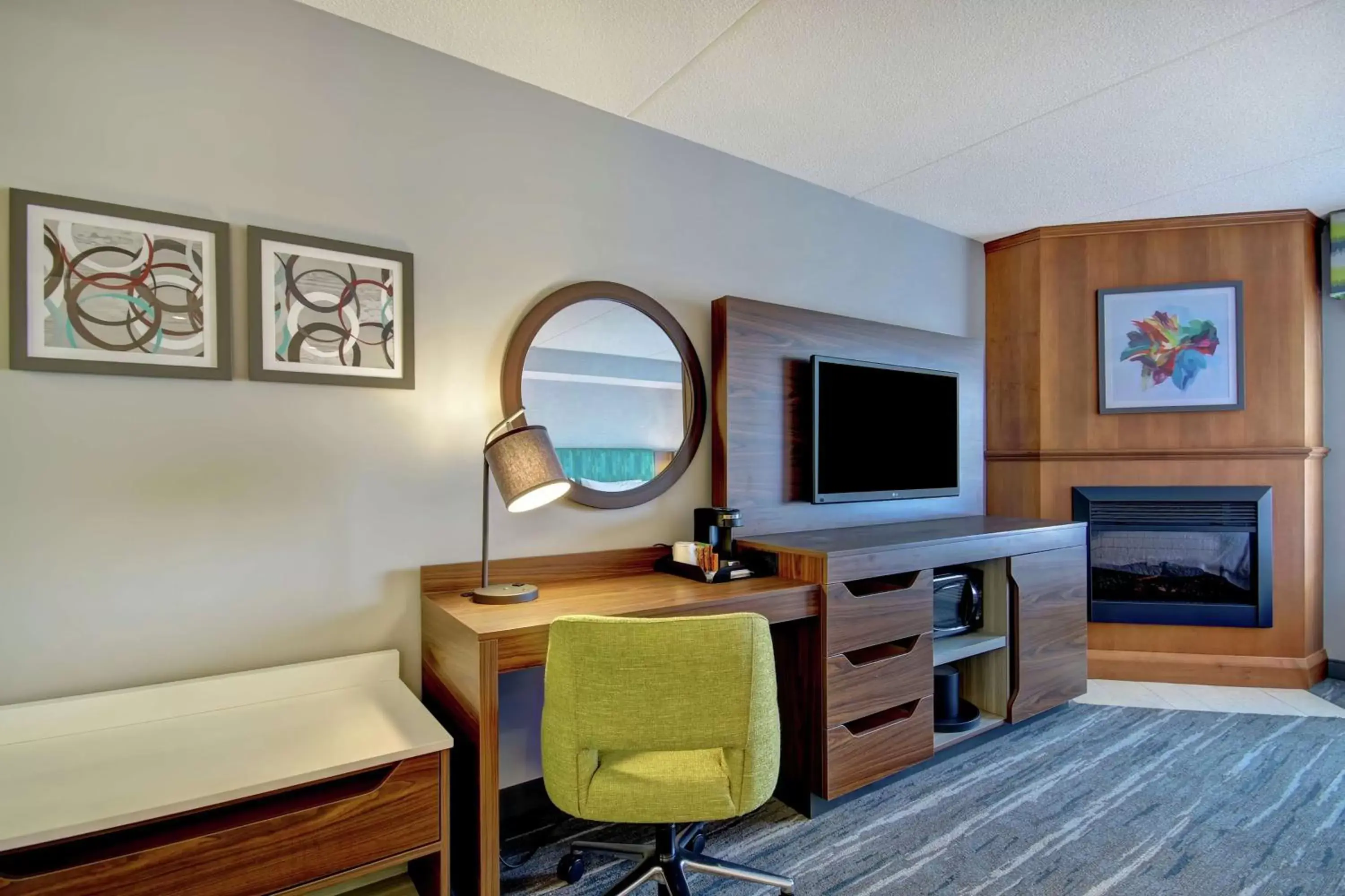 Bedroom, TV/Entertainment Center in Hampton Inn By Hilton & Suites Guelph, Ontario, Canada