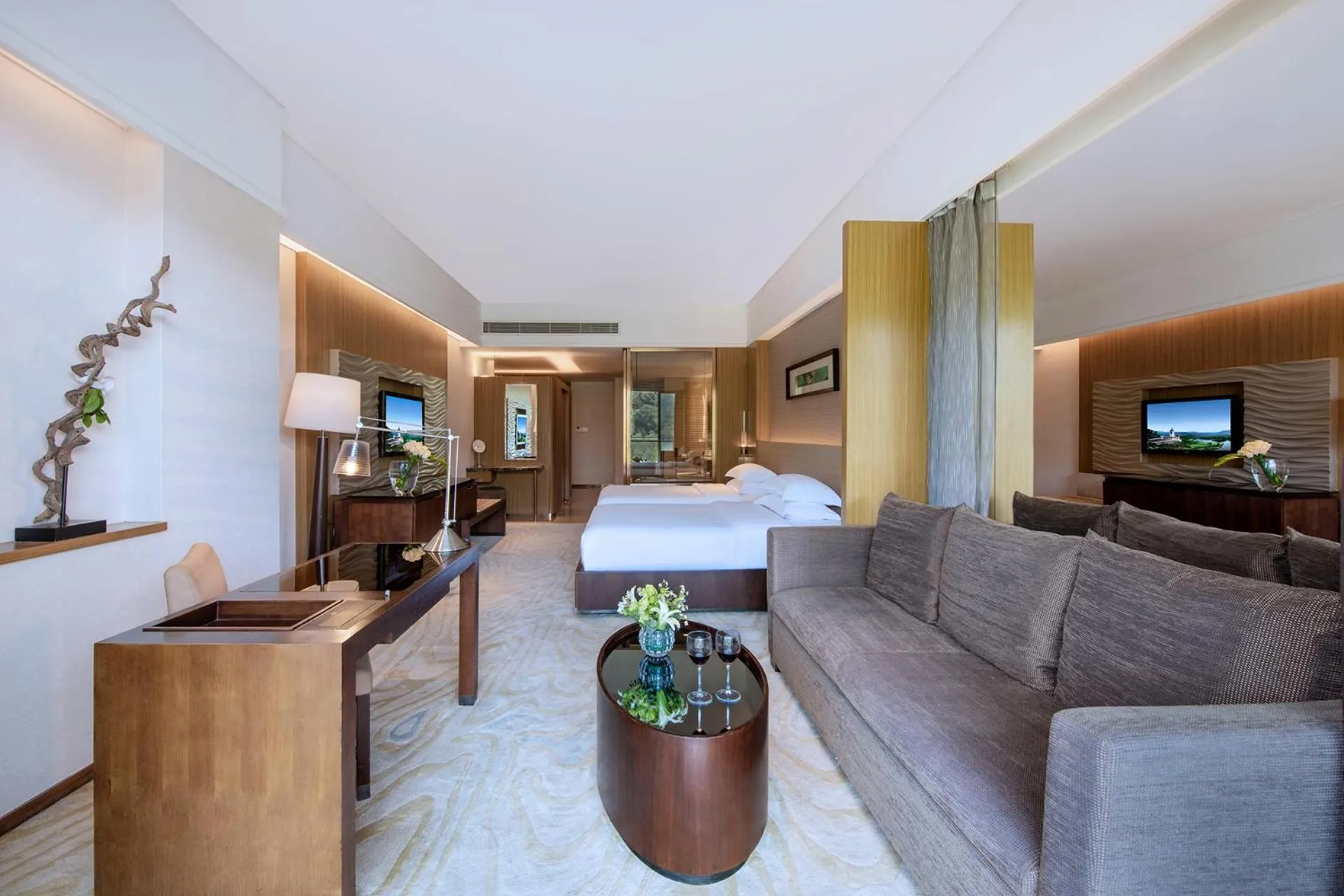 Photo of the whole room, Bed in Mission Hills Hotel Resorts Dongguan