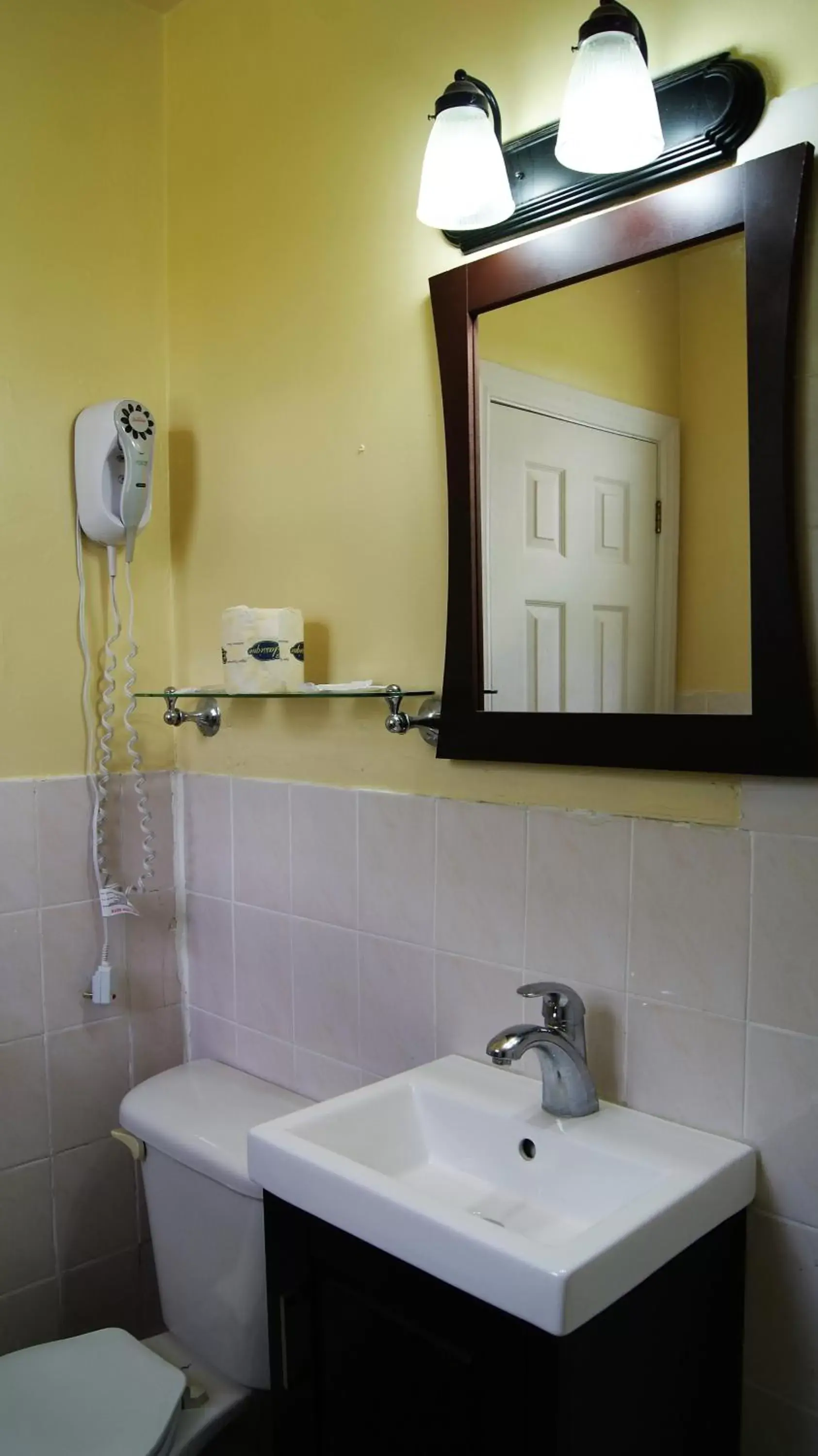 Bathroom in Blue Jay Motel