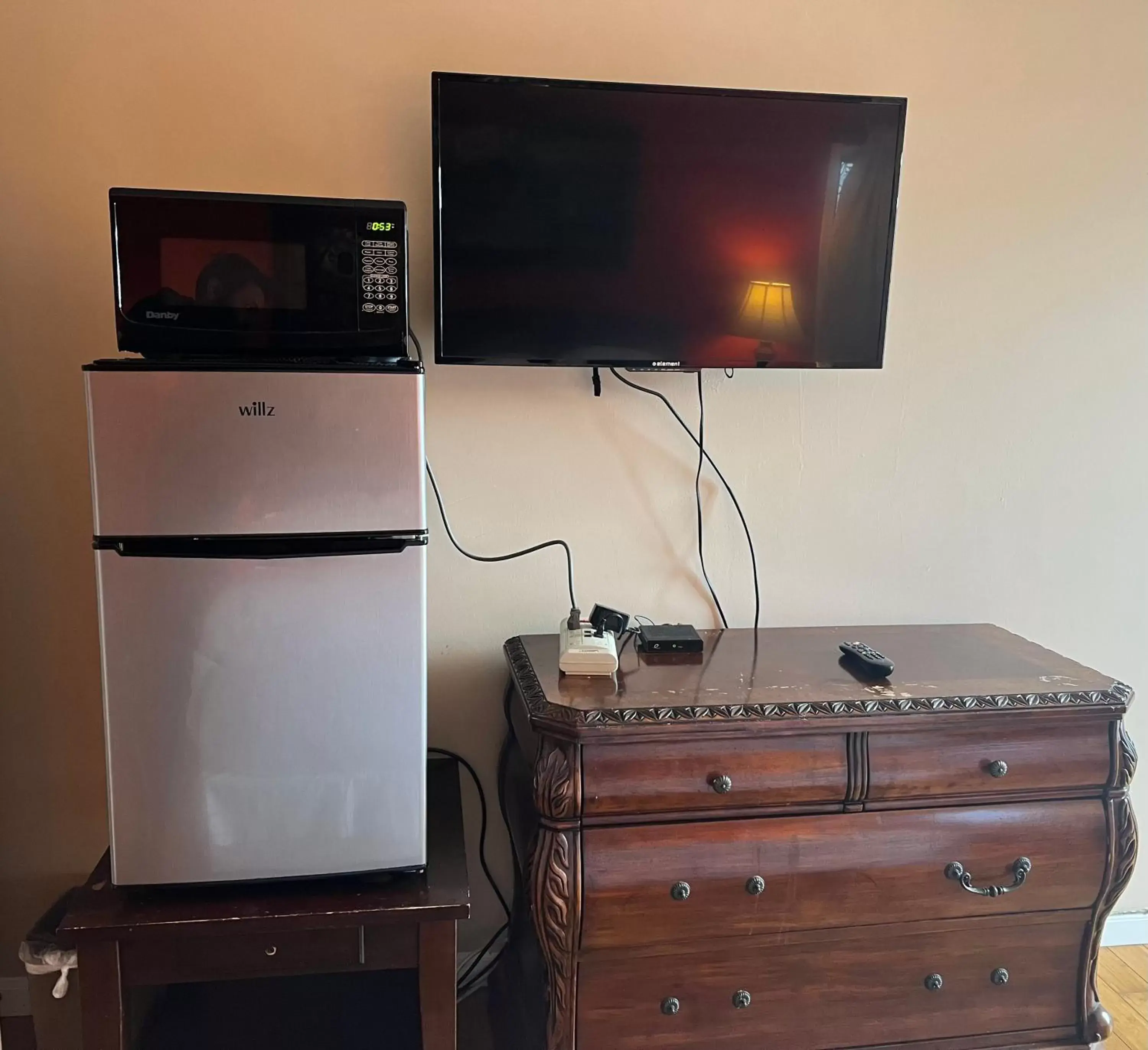 TV and multimedia, TV/Entertainment Center in Great House Motel