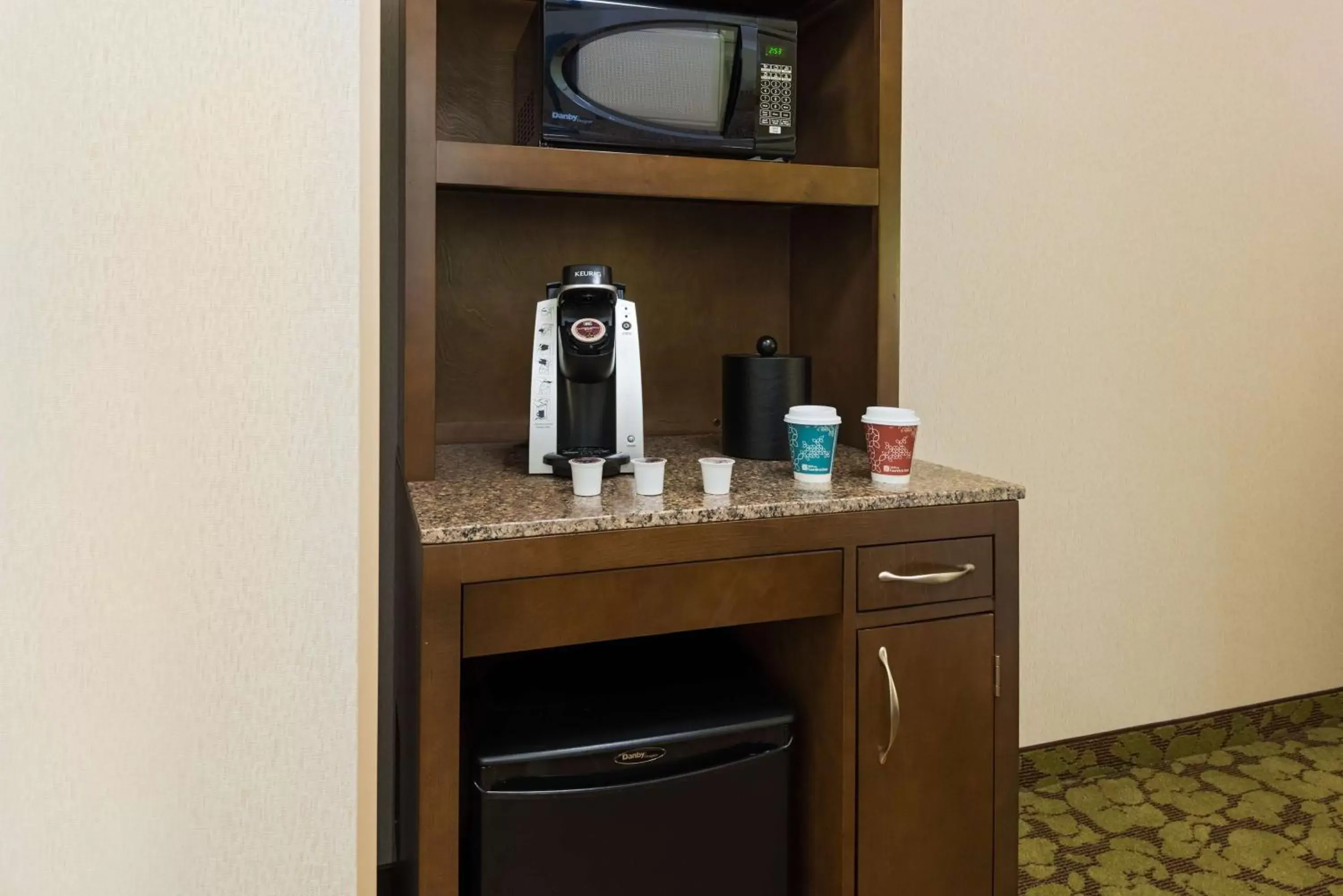 Kitchen or kitchenette, TV/Entertainment Center in Hilton Garden Inn Wayne