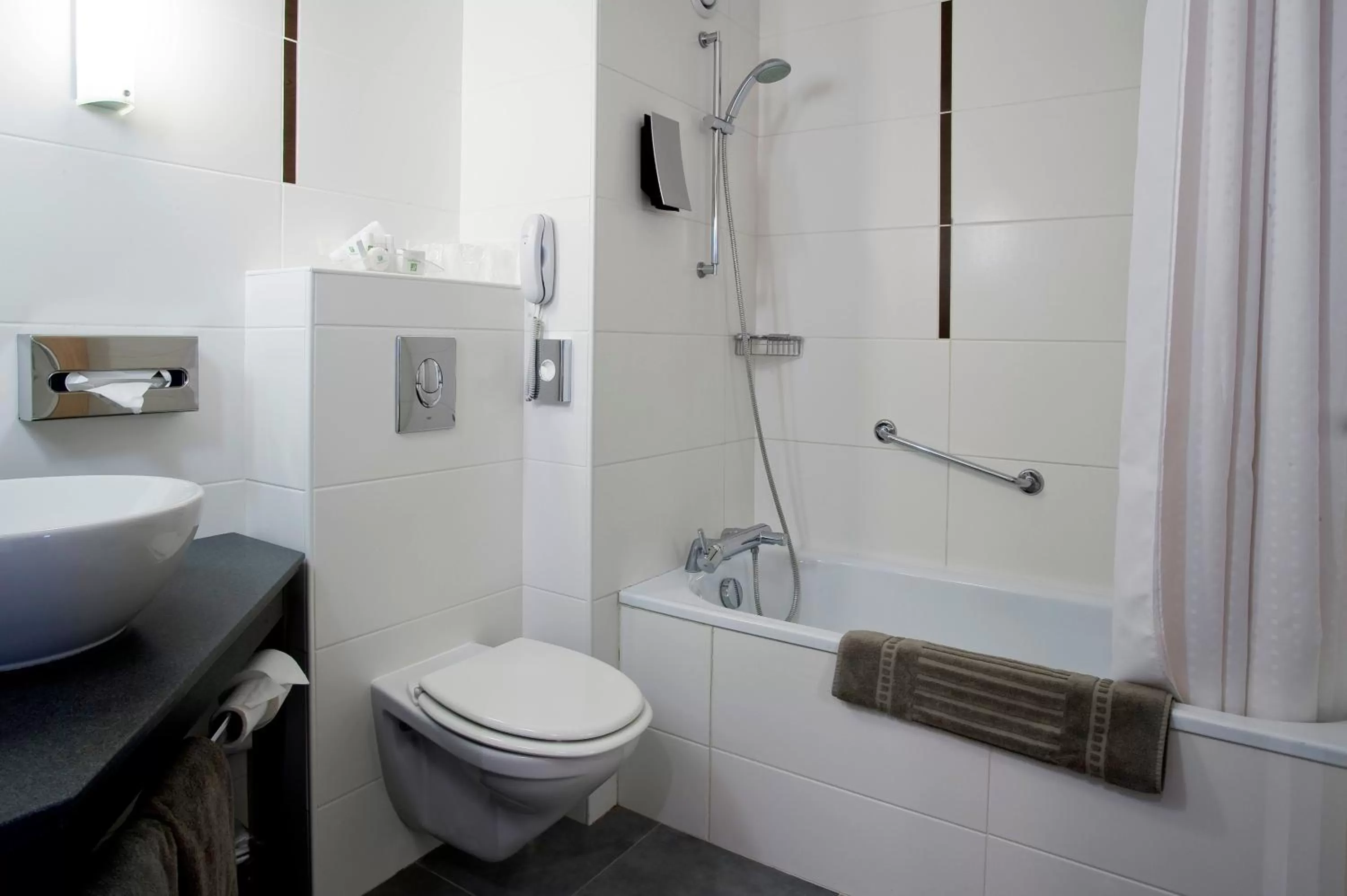 Bathroom in Holiday Inn Dijon Toison D'or by IHG