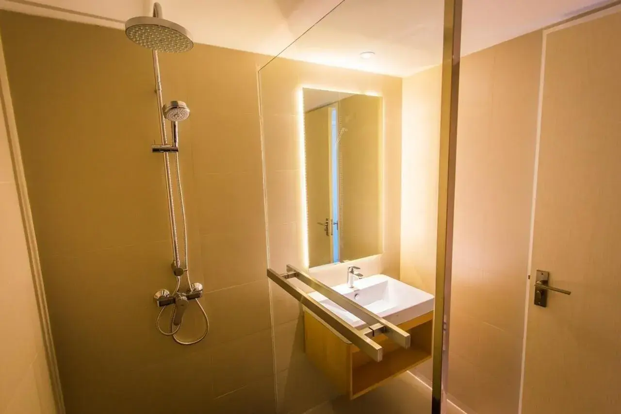 Shower, Bathroom in Crystal Hotel Hat Yai (SHA Extra Plus)