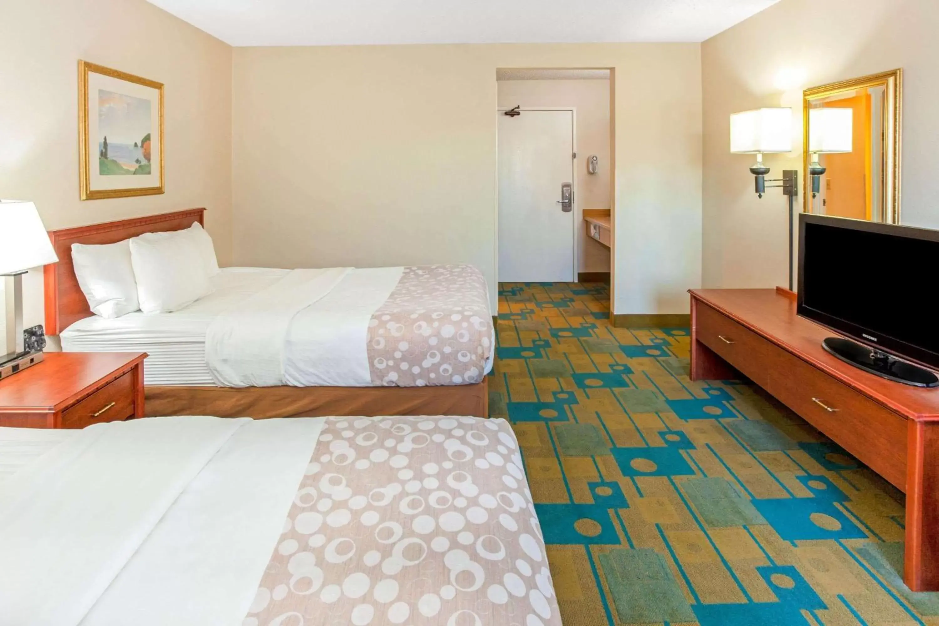 Photo of the whole room, Bed in La Quinta Inn by Wyndham Milwaukee Airport / Oak Creek