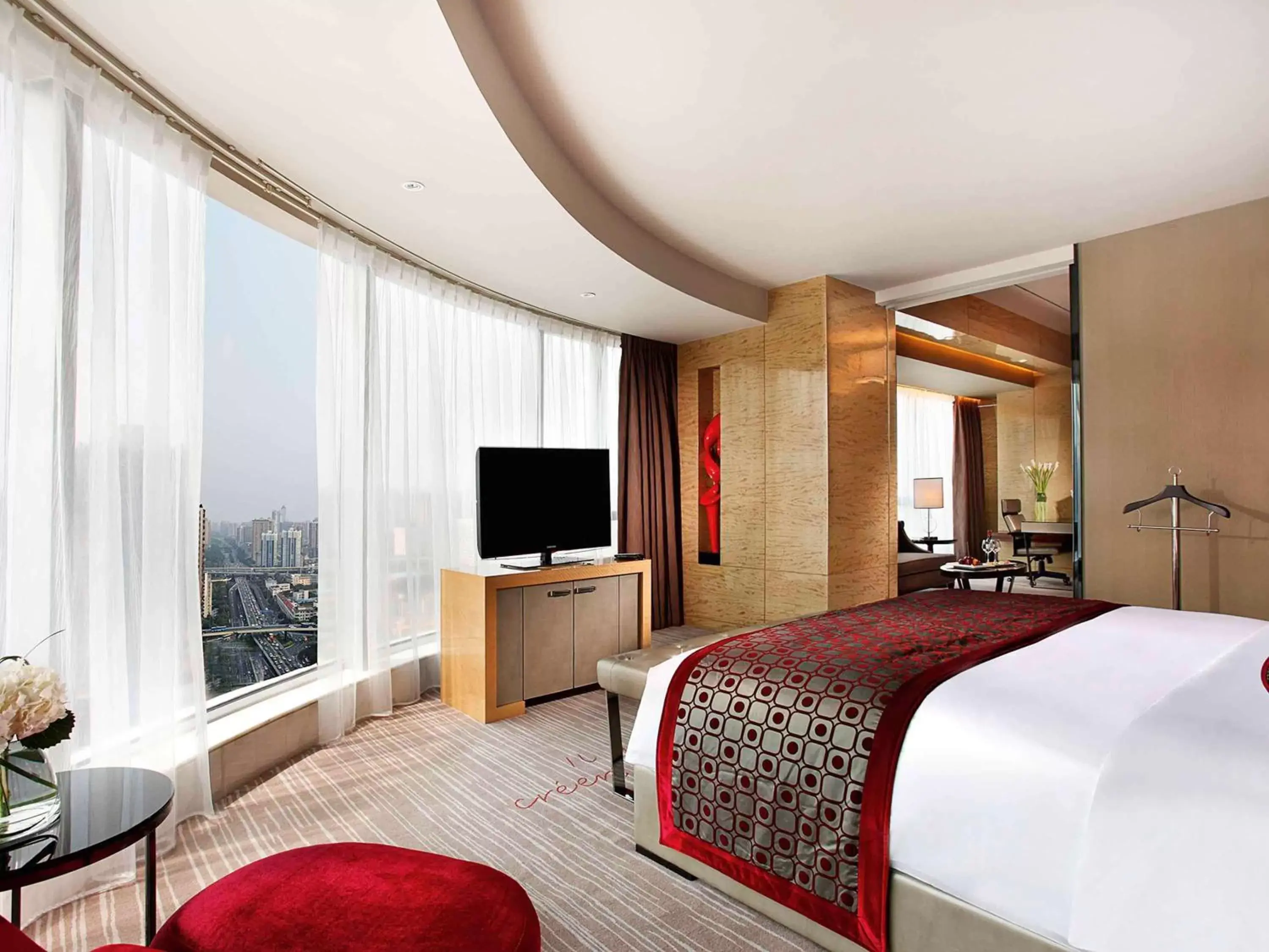 Photo of the whole room, TV/Entertainment Center in Sofitel Guangzhou Sunrich