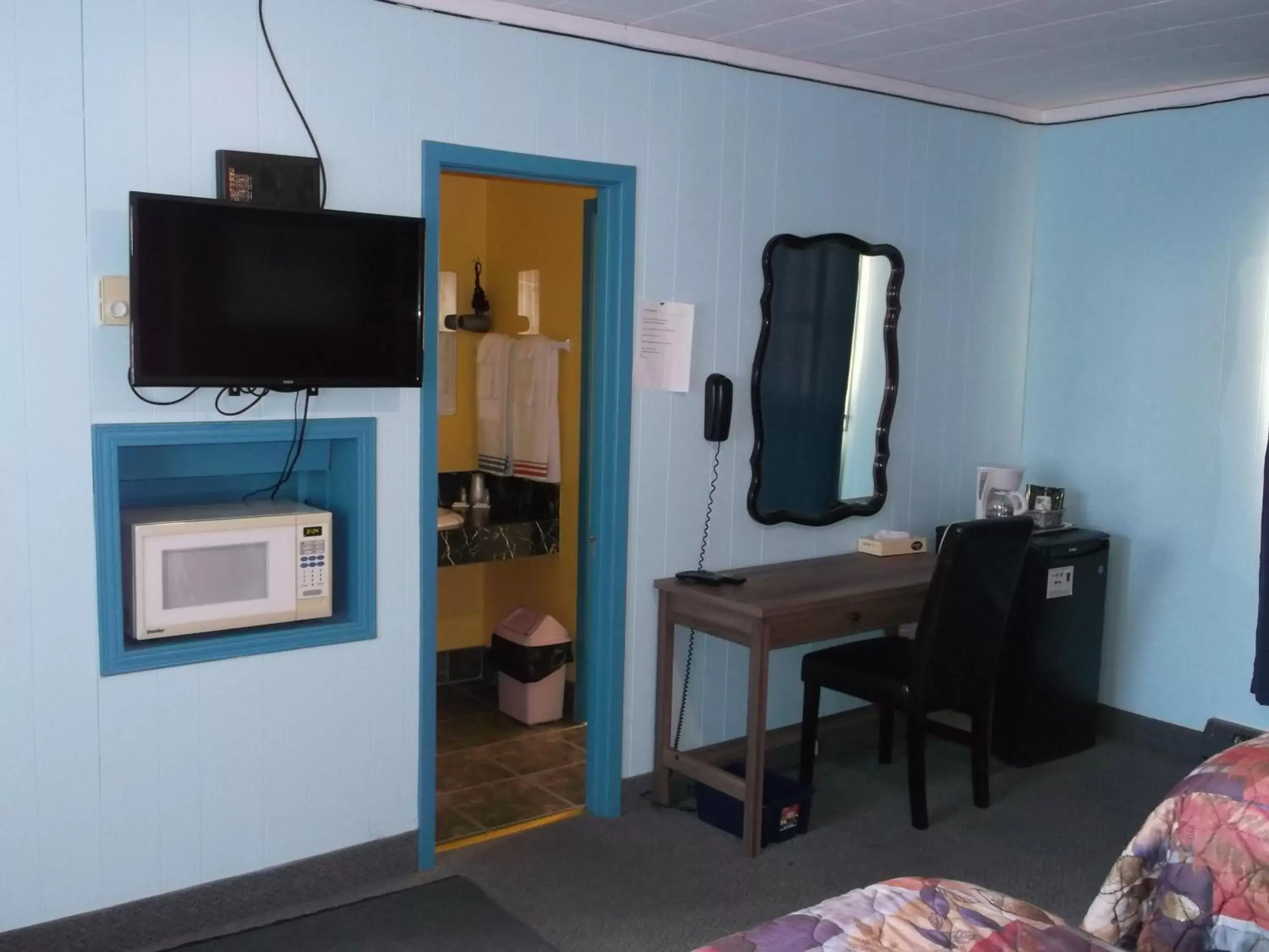 Photo of the whole room, TV/Entertainment Center in Haileybury Beach Motel