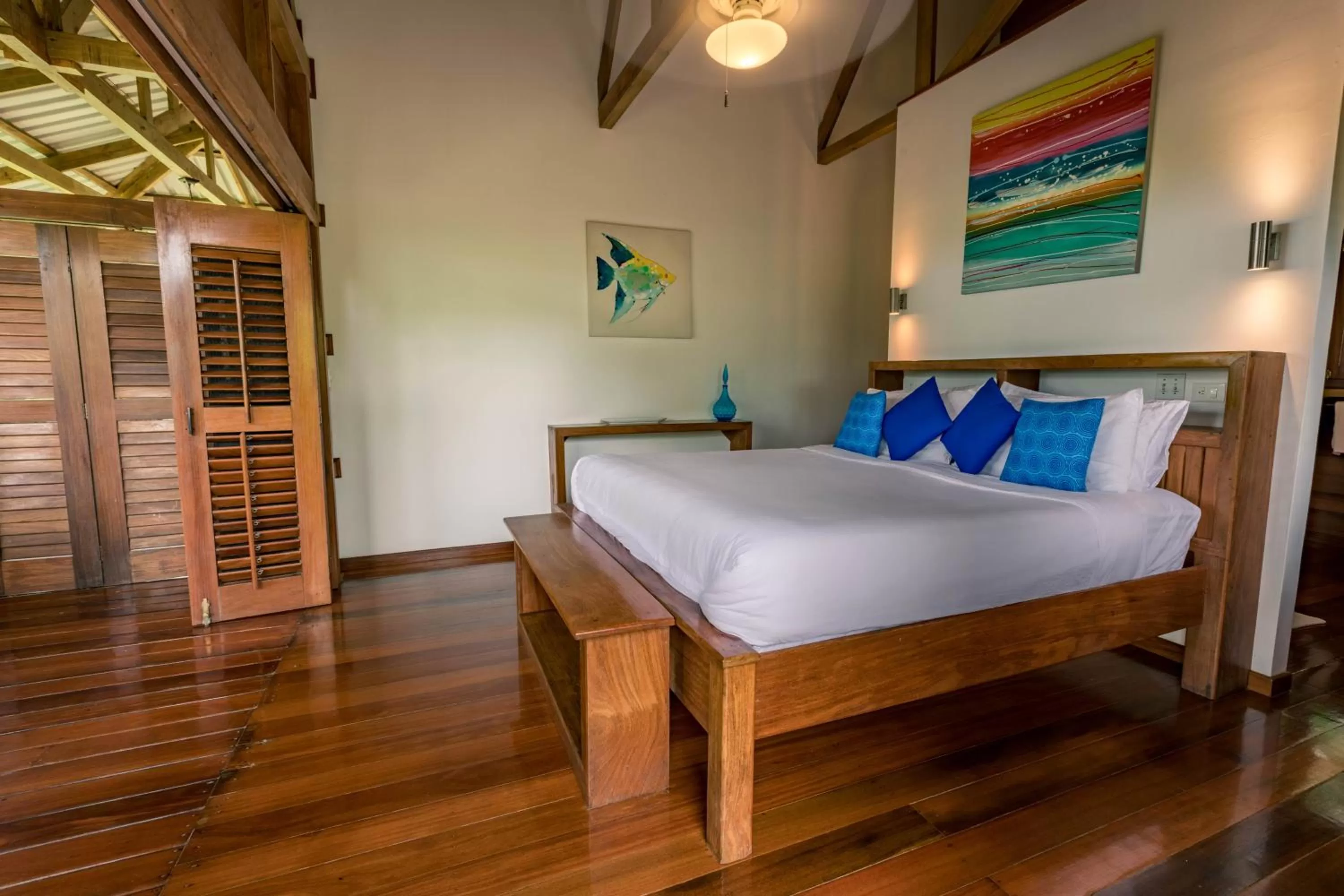 Bedroom, Bed in The Hummingbird