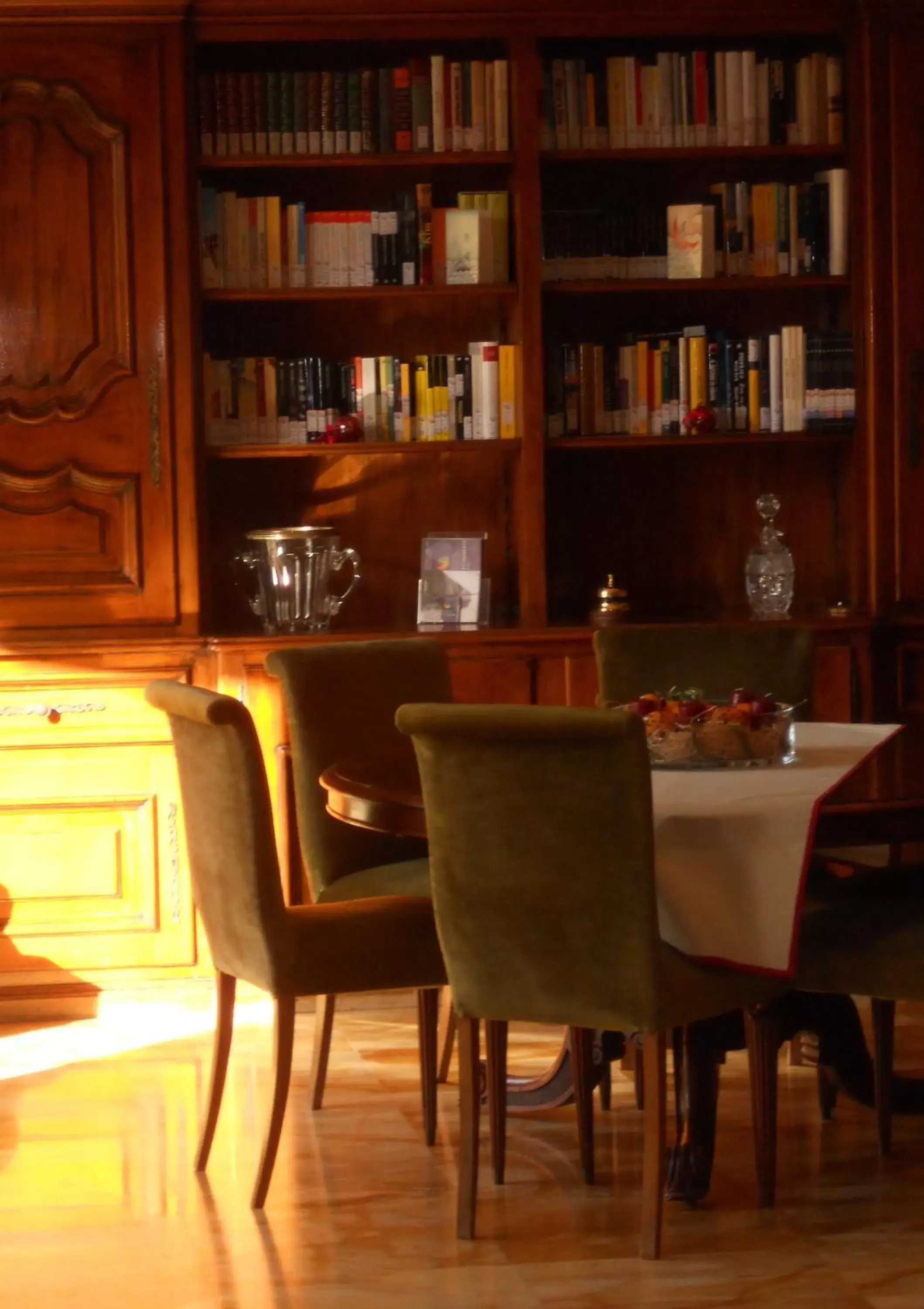 Communal lounge/ TV room, Library in Locanda dei Buoni e Cattivi