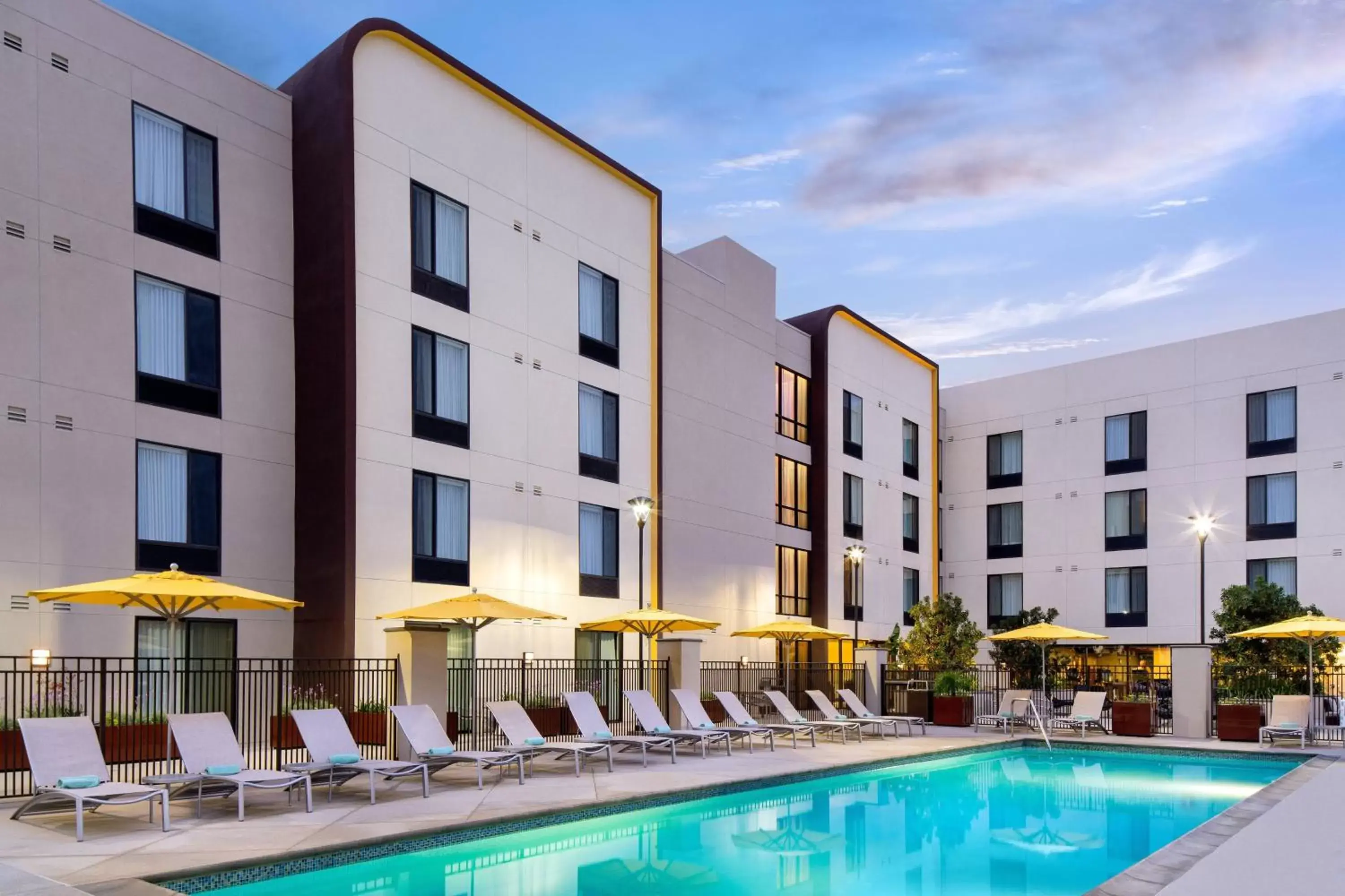 Swimming pool, Property Building in SpringHill Suites by Marriott Los Angeles Burbank/Downtown