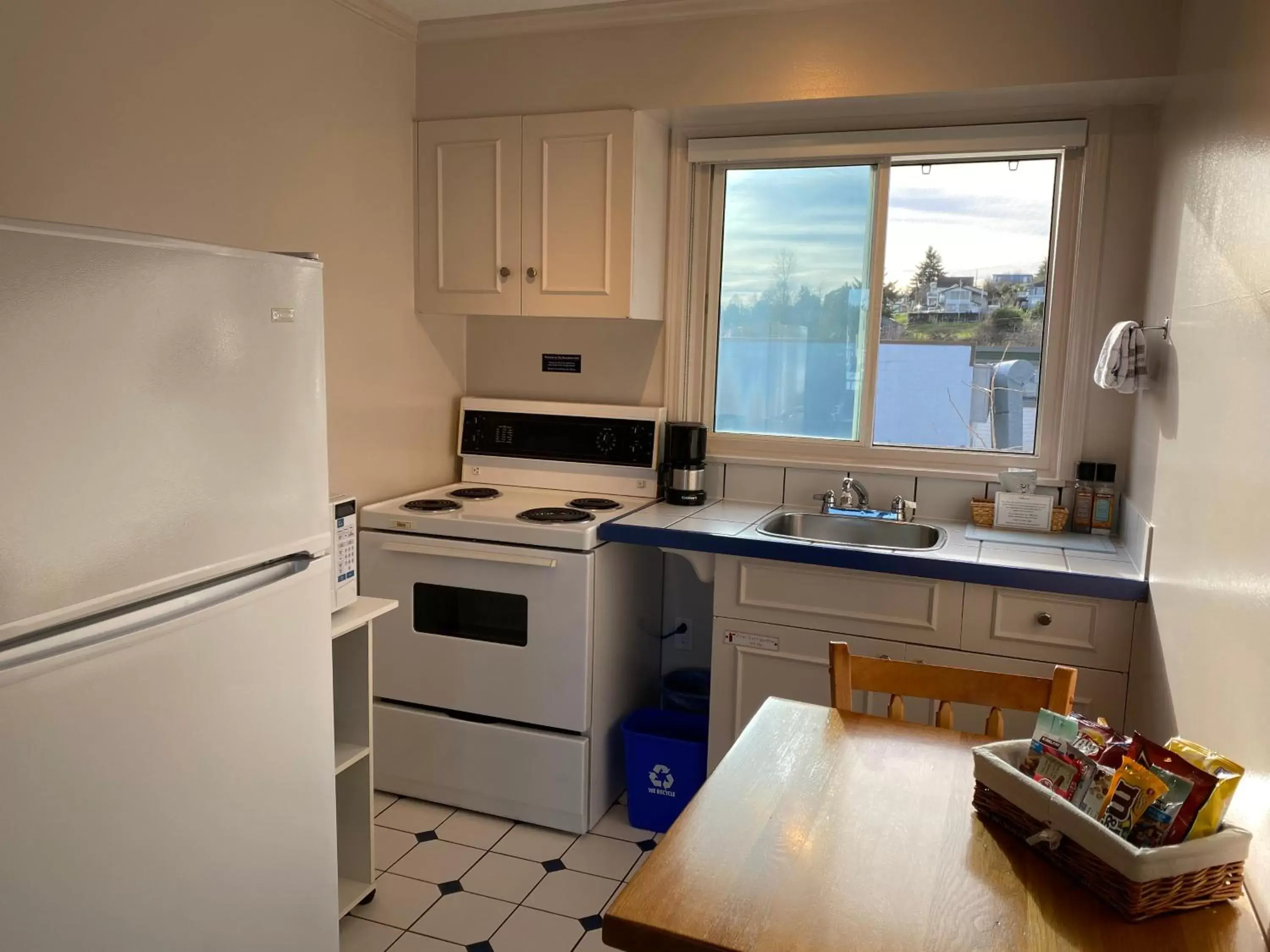 Kitchen or kitchenette, Kitchen/Kitchenette in Buccaneer Inn