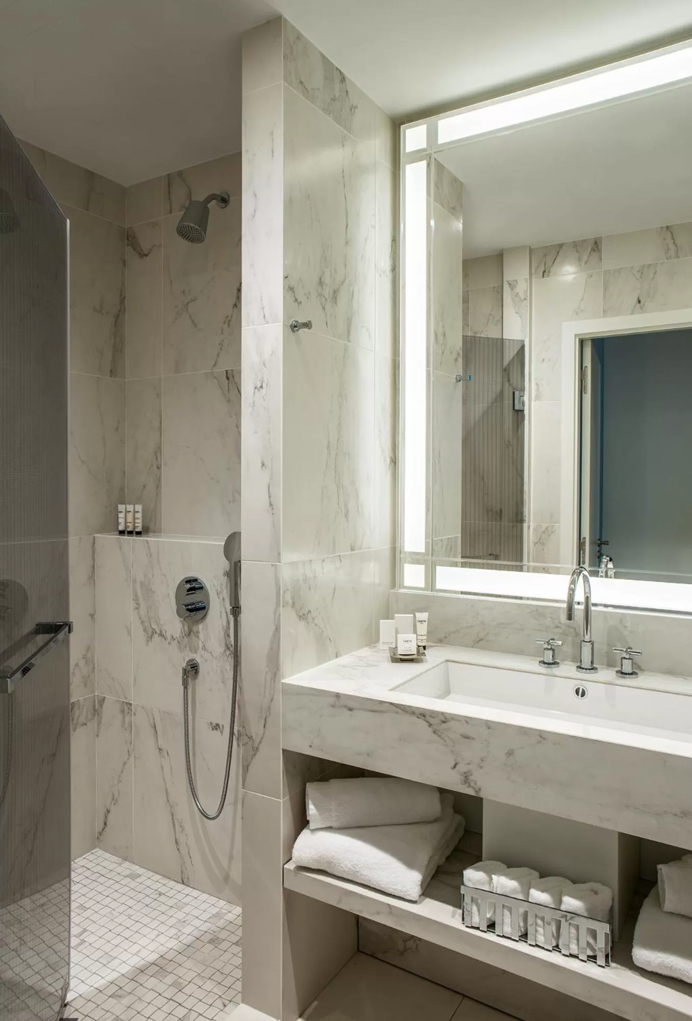 Shower in Fauchon l'Hôtel Paris