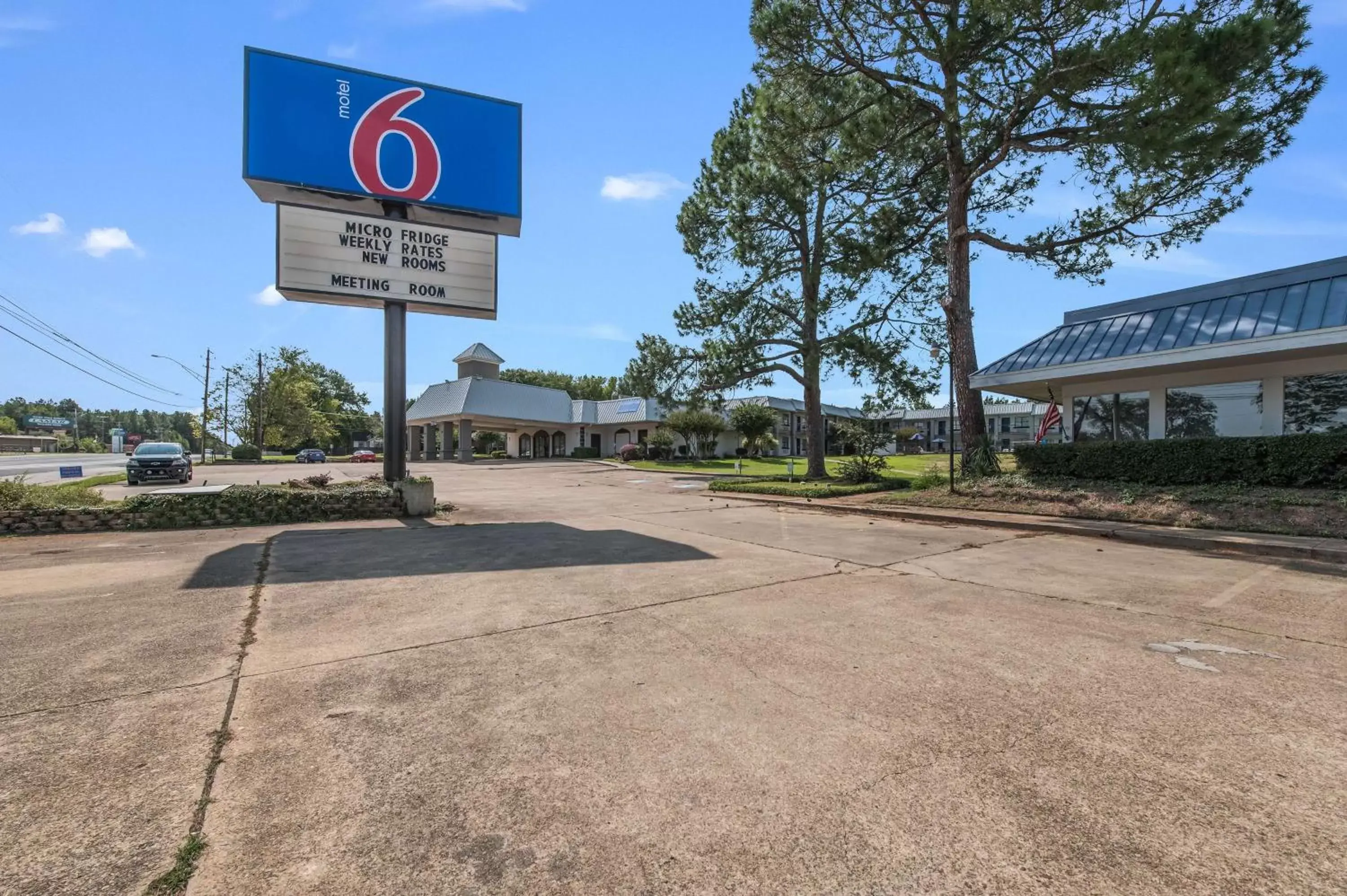 Property building, Property Logo/Sign in Motel 6-Kilgore, TX