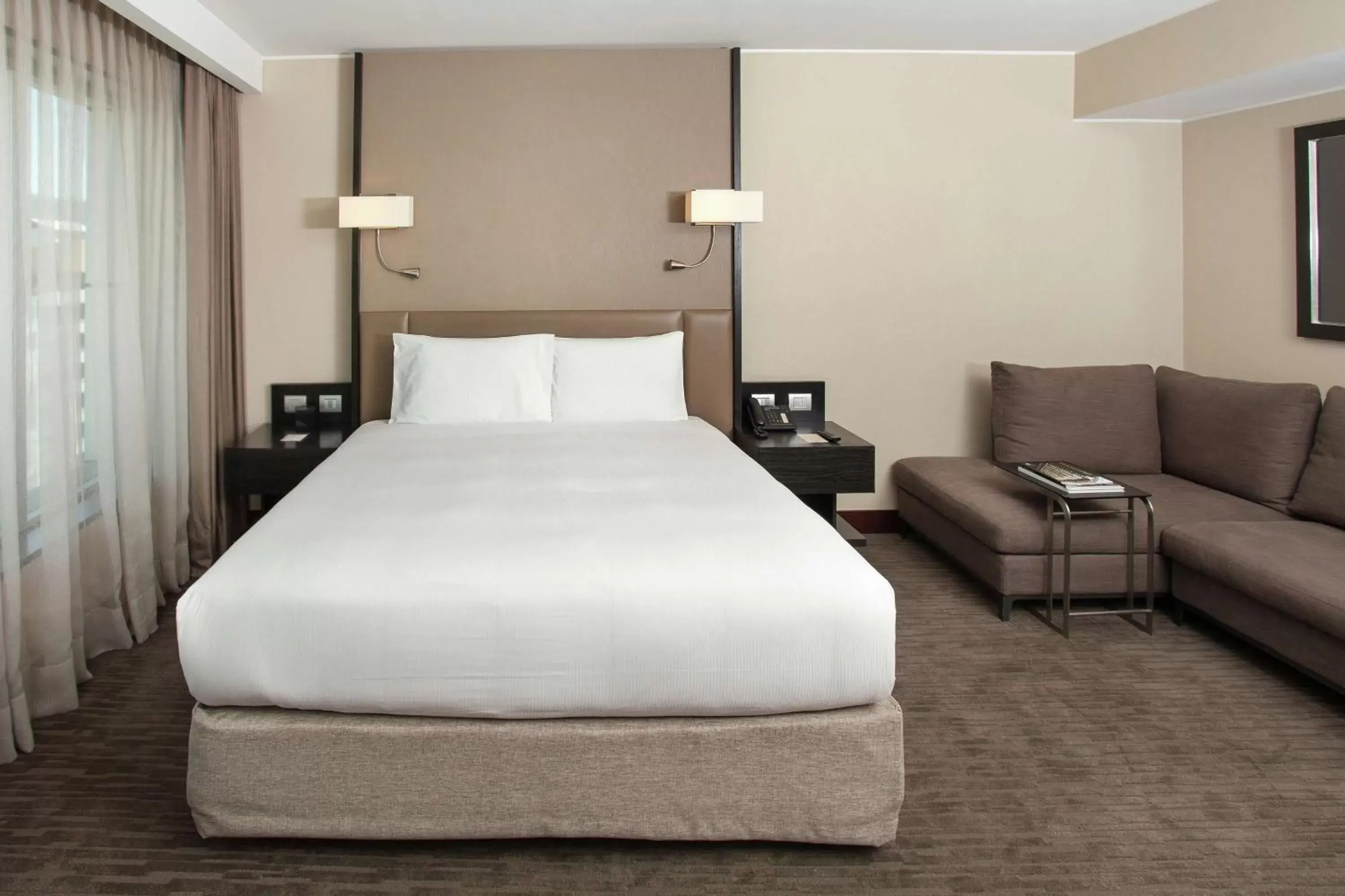 Living room, Bed in DoubleTree by Hilton Santiago - Vitacura
