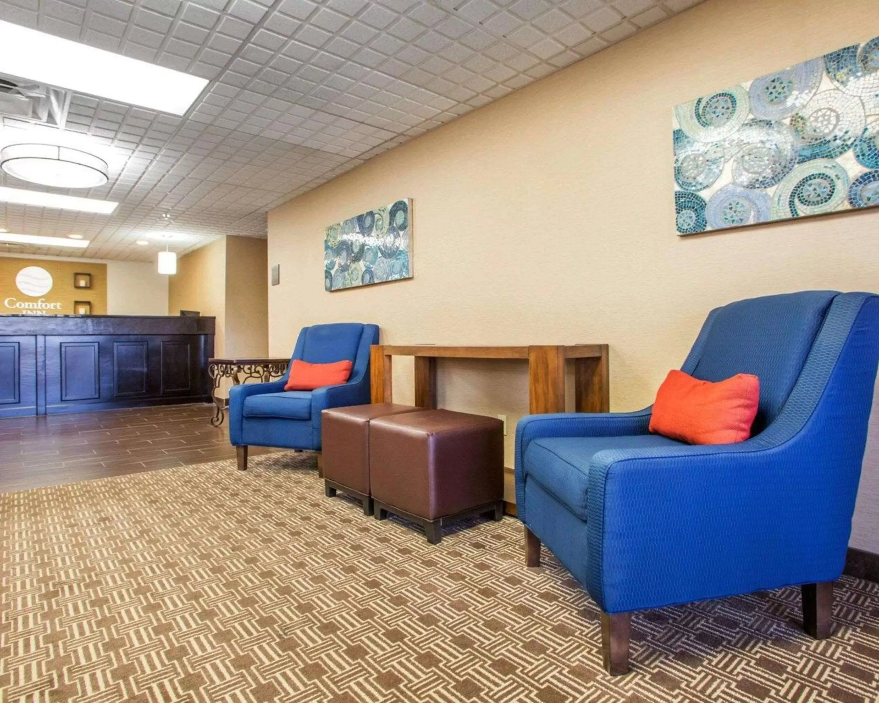 Lobby or reception, Seating Area in Comfort Inn Dayton - Huber Heights