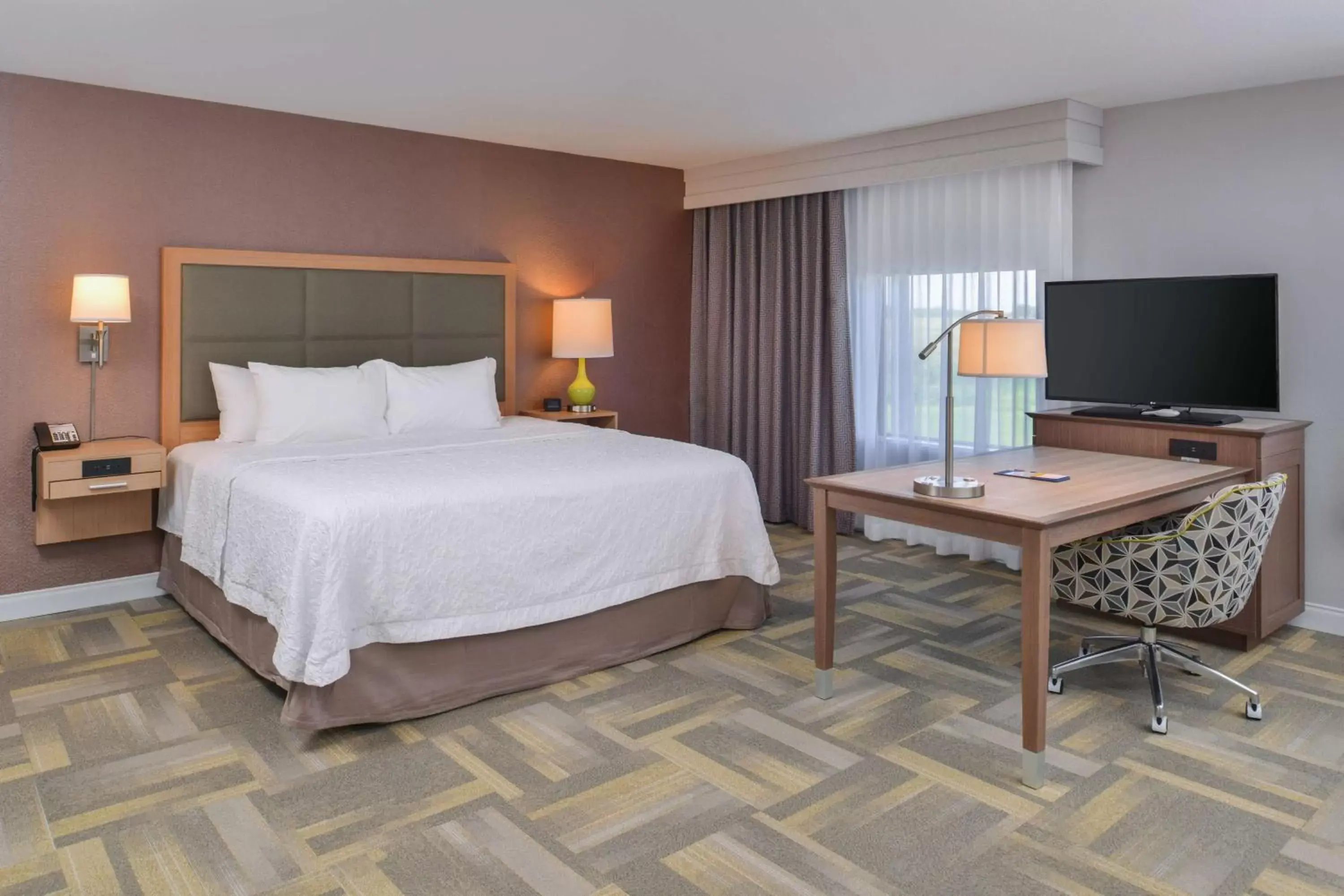 Bed in Hampton Inn and Suites Altoona-Des Moines by Hilton