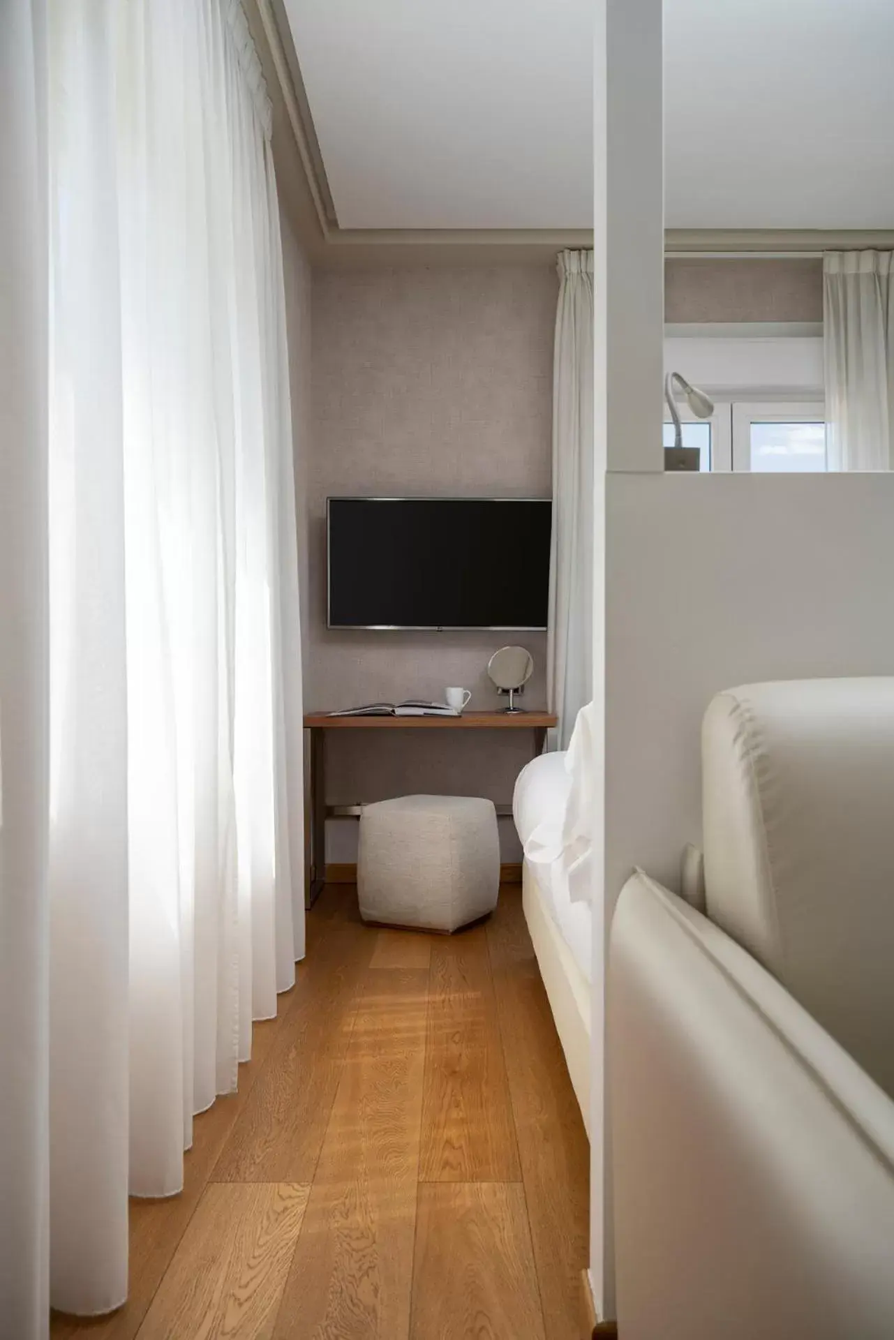 Bedroom, TV/Entertainment Center in Doria Park Hotel