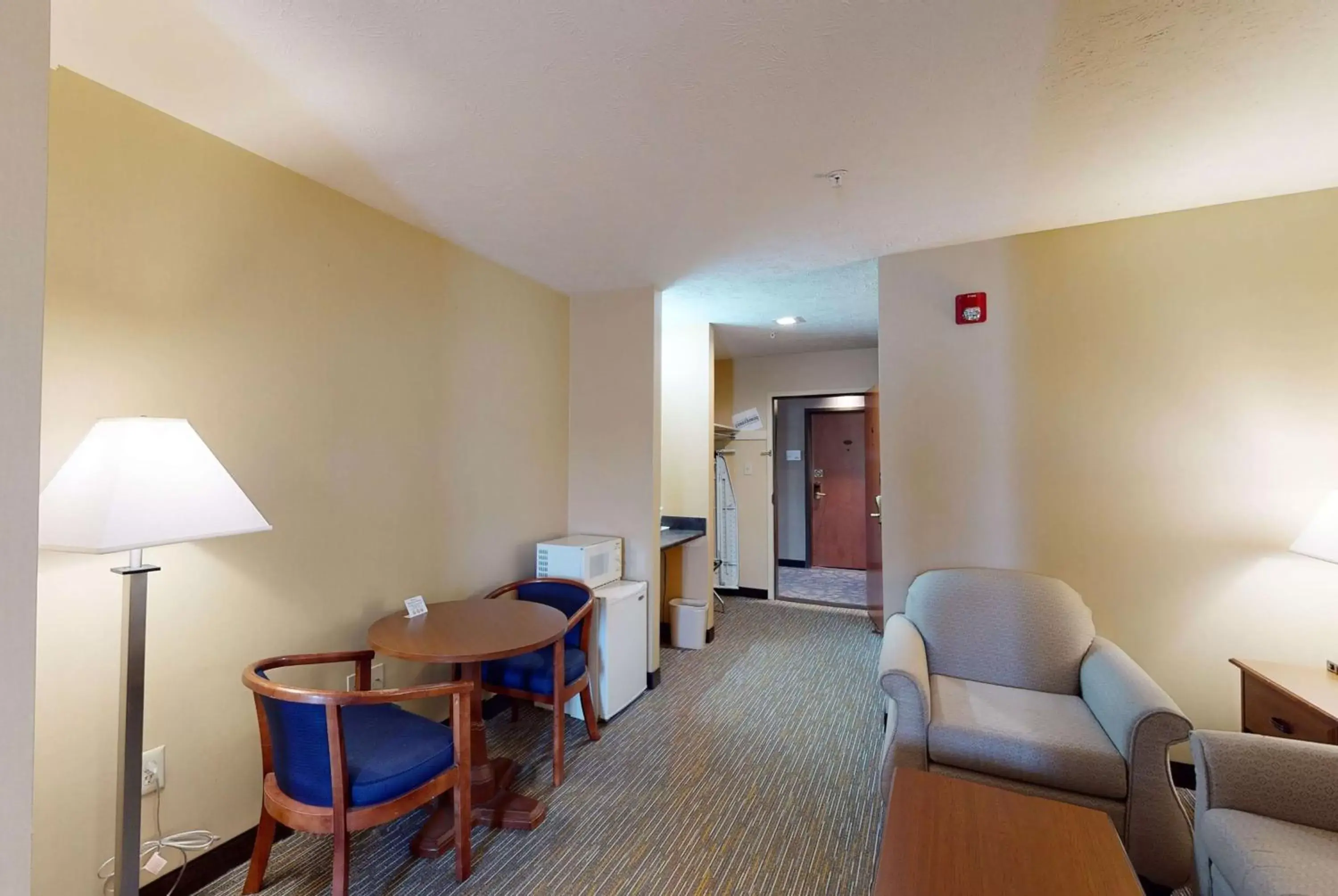 Photo of the whole room, Seating Area in Ramada by Wyndham Strasburg - Shenandoah Valley