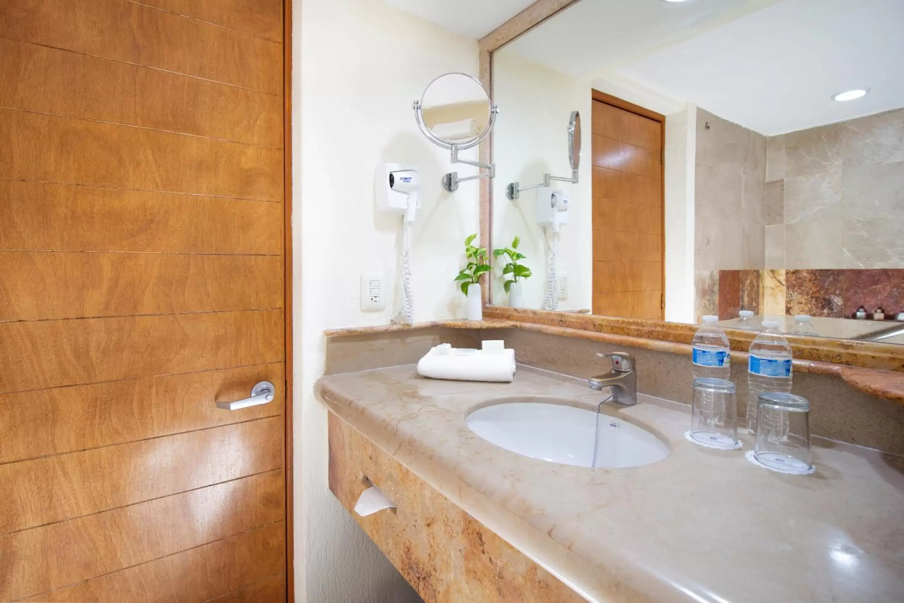 Bathroom in Plaza Pelicanos Grand Beach Resort All Inclusive