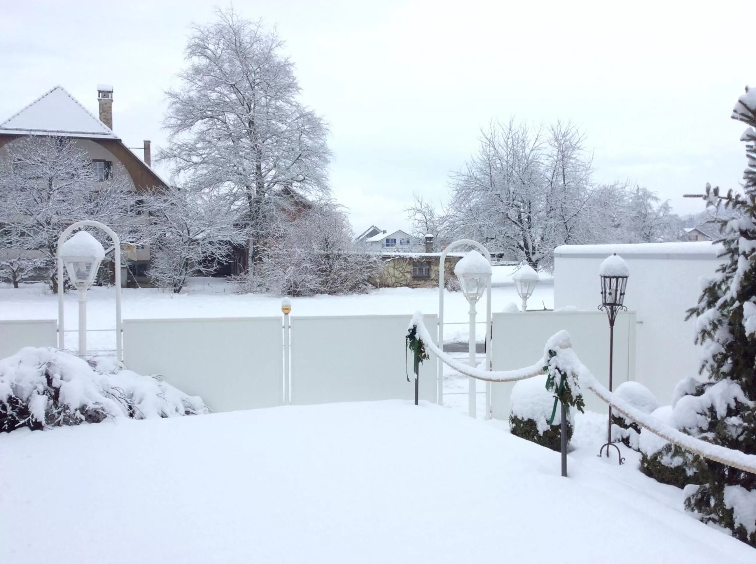 Property building, Winter in Landcafe mit Mini Hotel