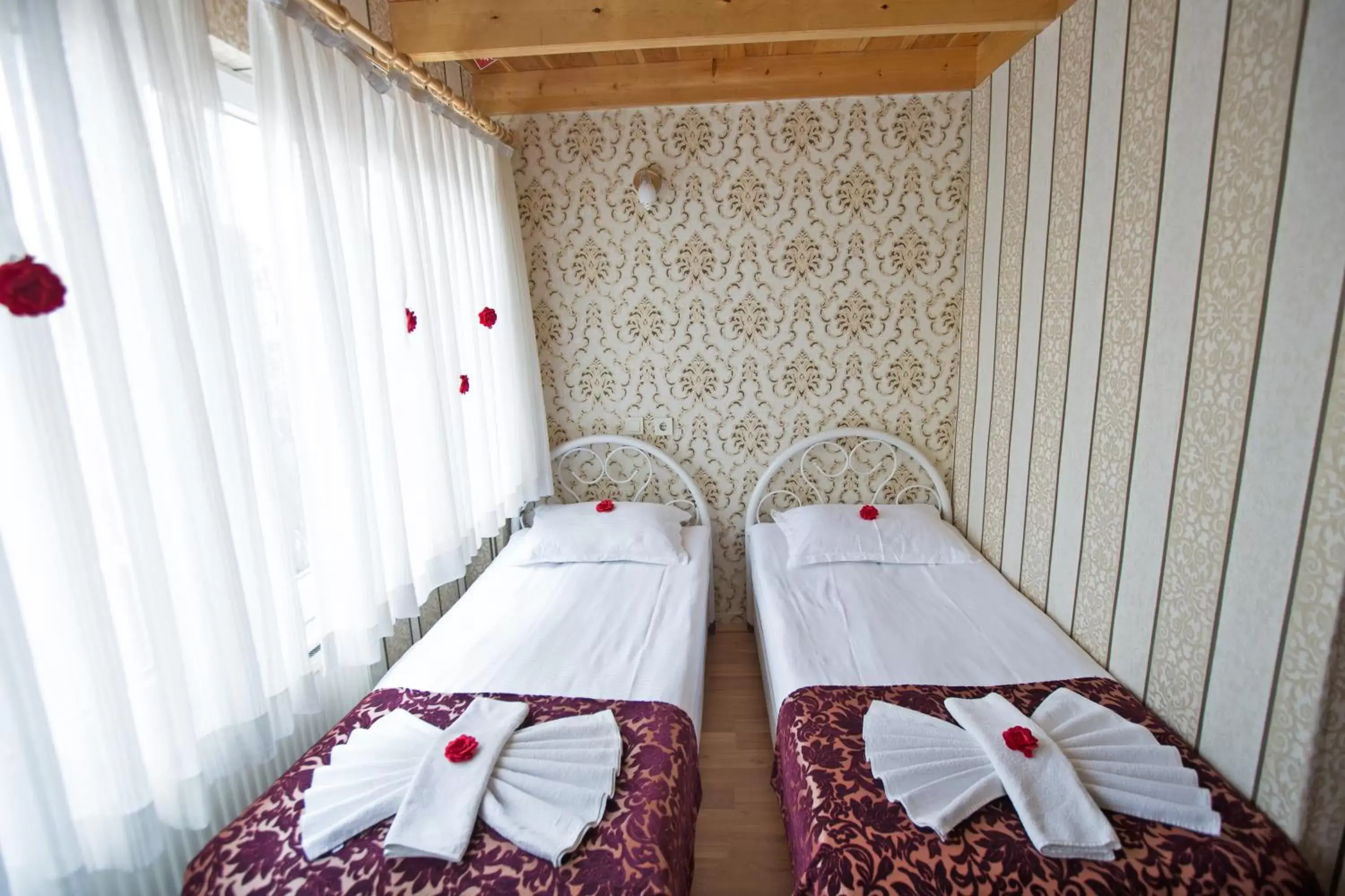 Photo of the whole room, Bed in Sirkeci Emek Hotel